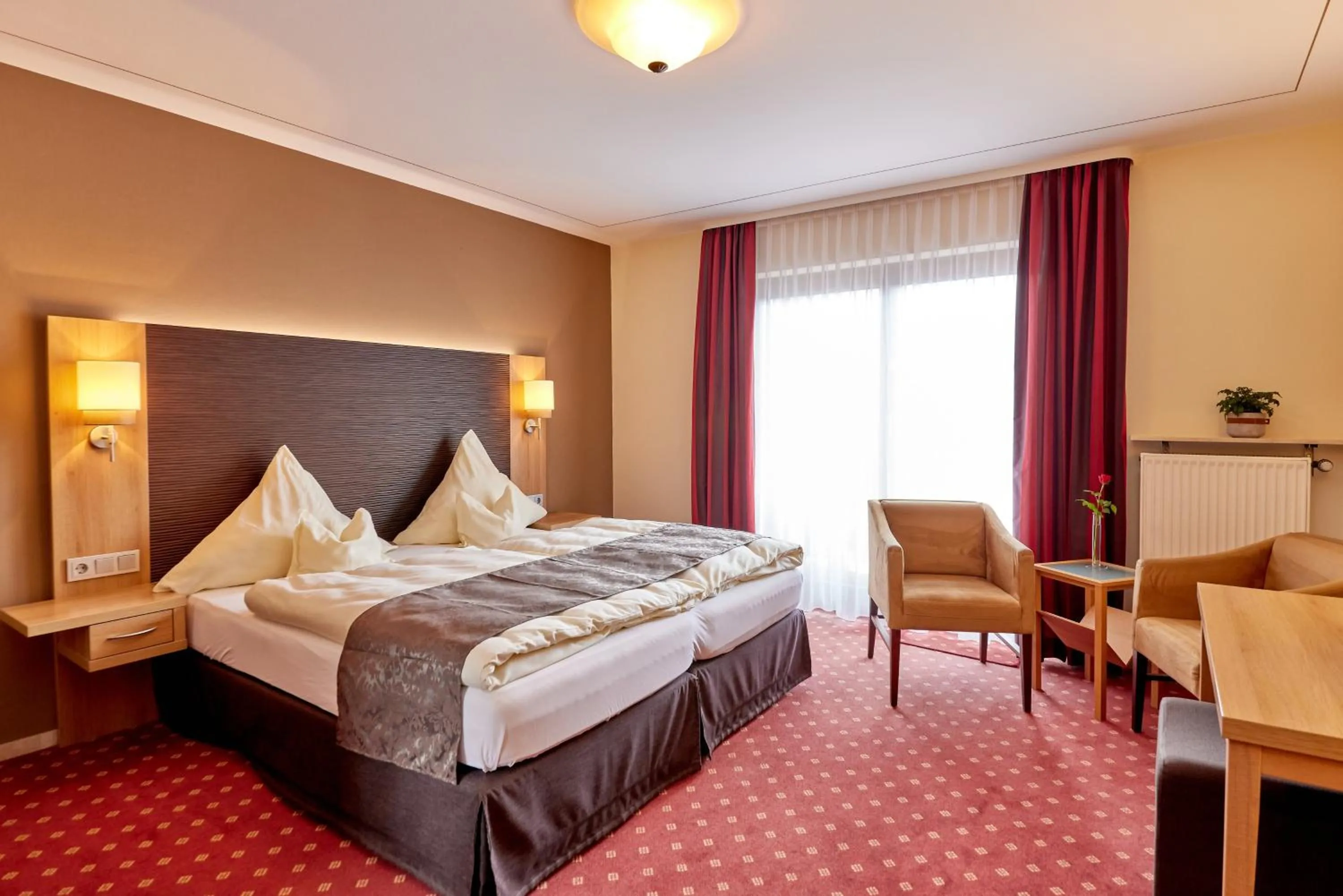 Staff, Bed in Hotel Sankt Maximilian "inklusive Parkplatz"