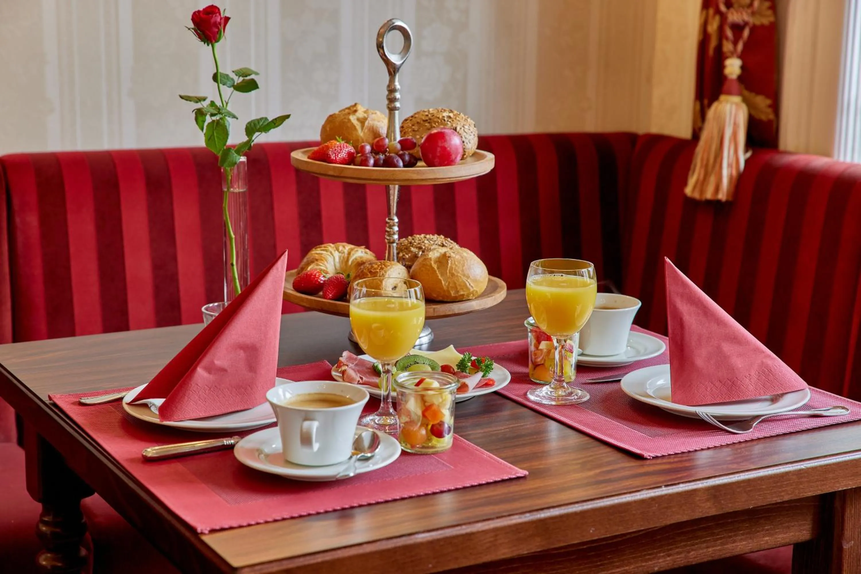 Breakfast in Hotel Sankt Maximilian "inklusive Parkplatz"