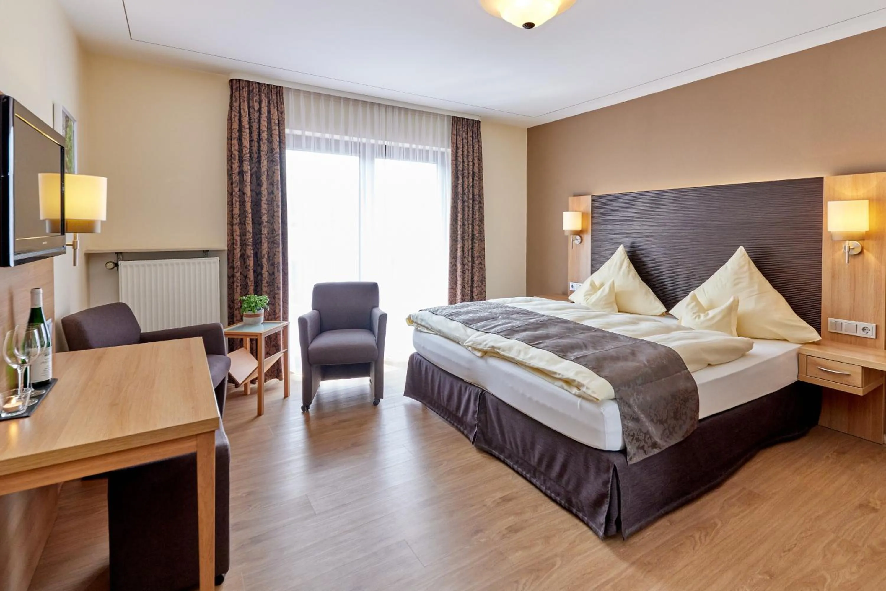 Photo of the whole room, Bed in Hotel Sankt Maximilian "inklusive Parkplatz"