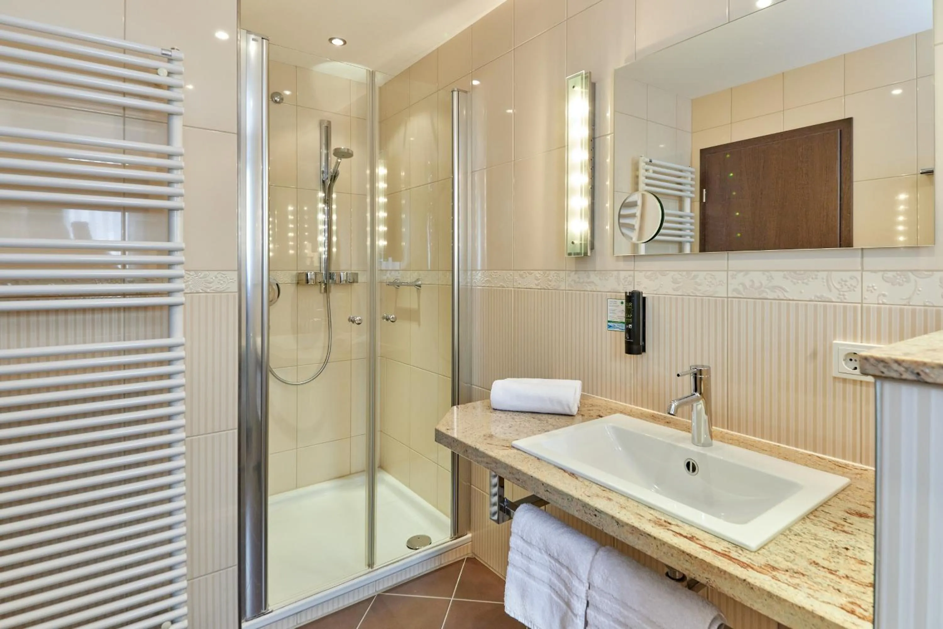 Bathroom in Hotel Sankt Maximilian "inklusive Parkplatz"