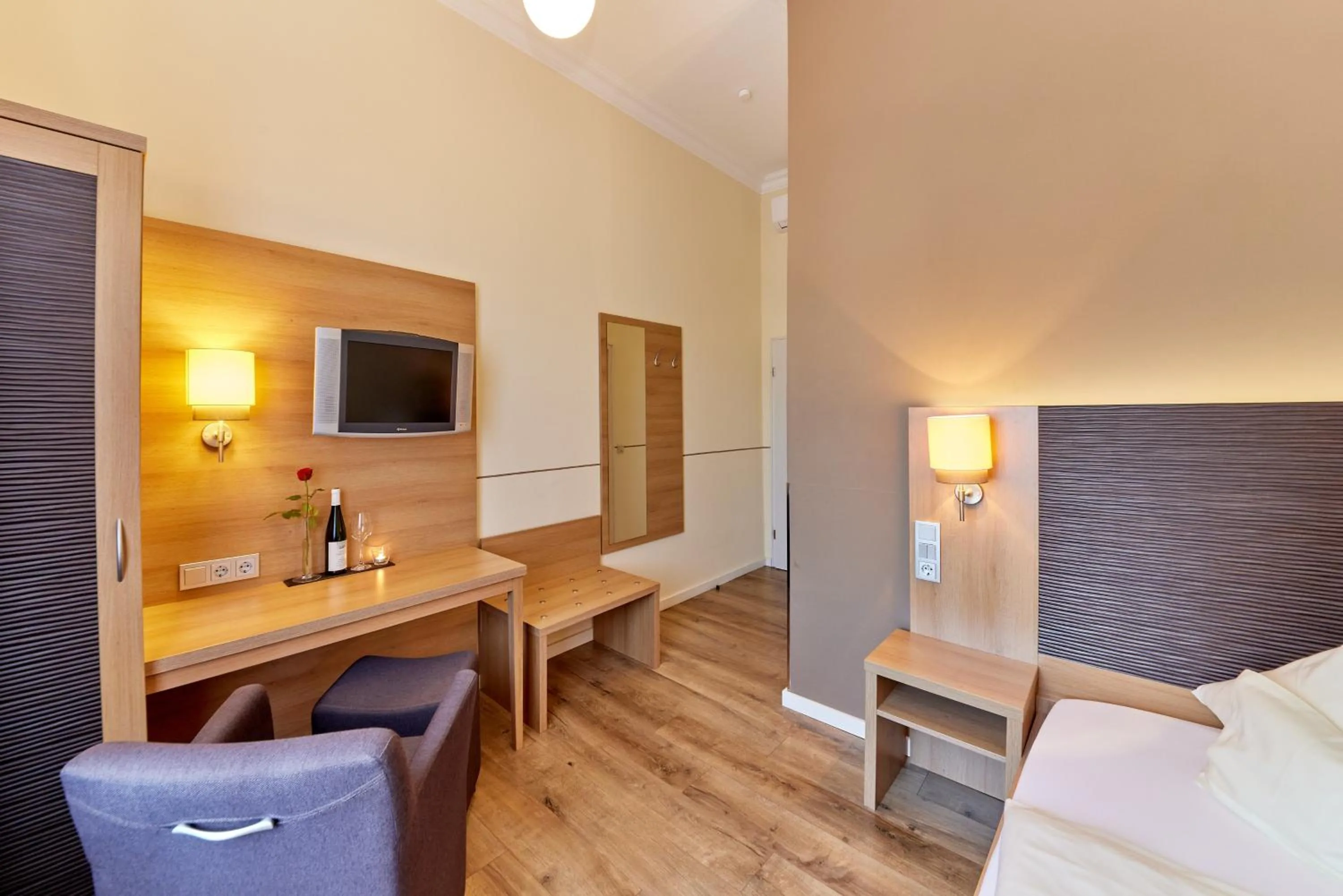Staff, Bed in Hotel Sankt Maximilian "inklusive Parkplatz"