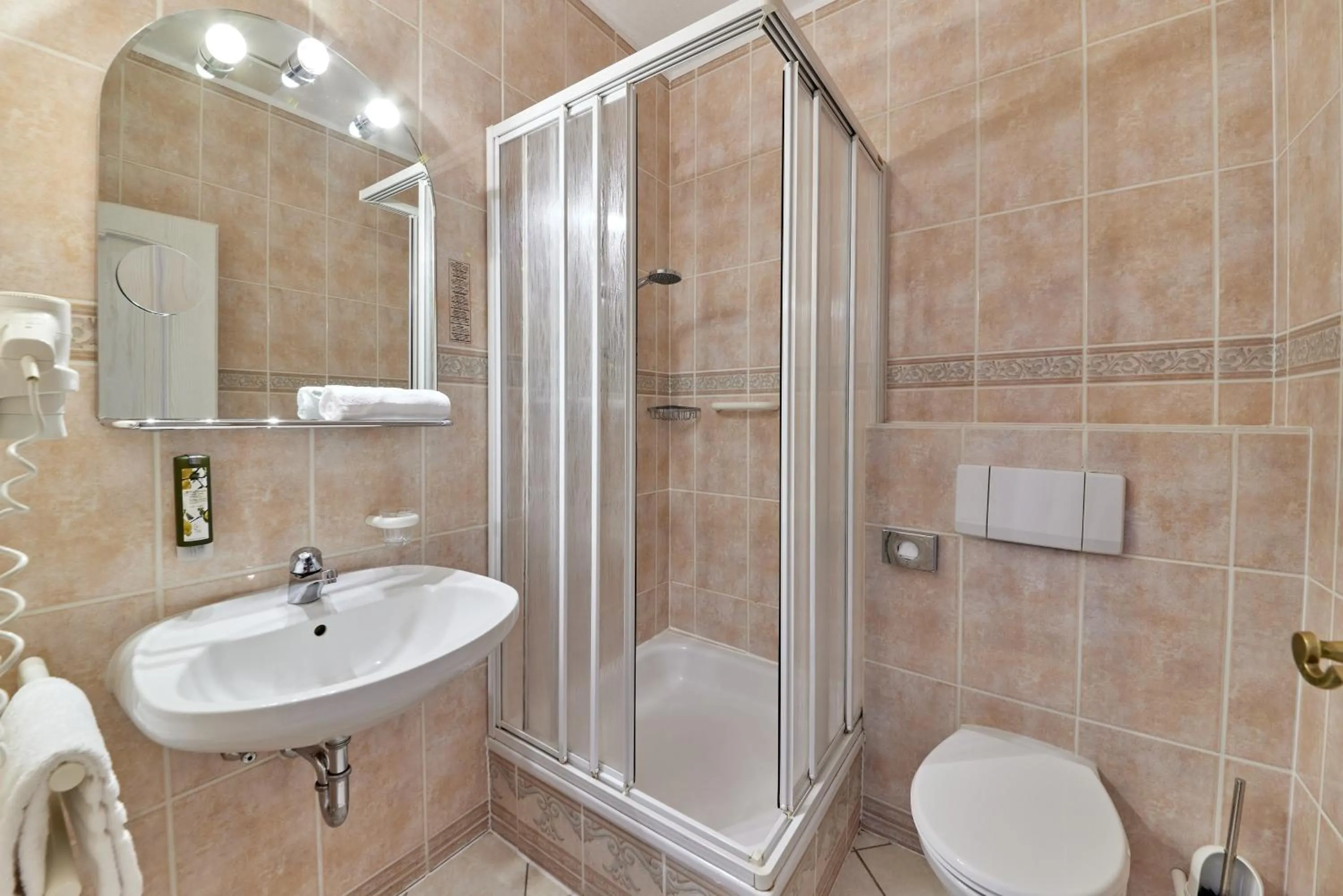 Bathroom in Hotel Sankt Maximilian "inklusive Parkplatz"