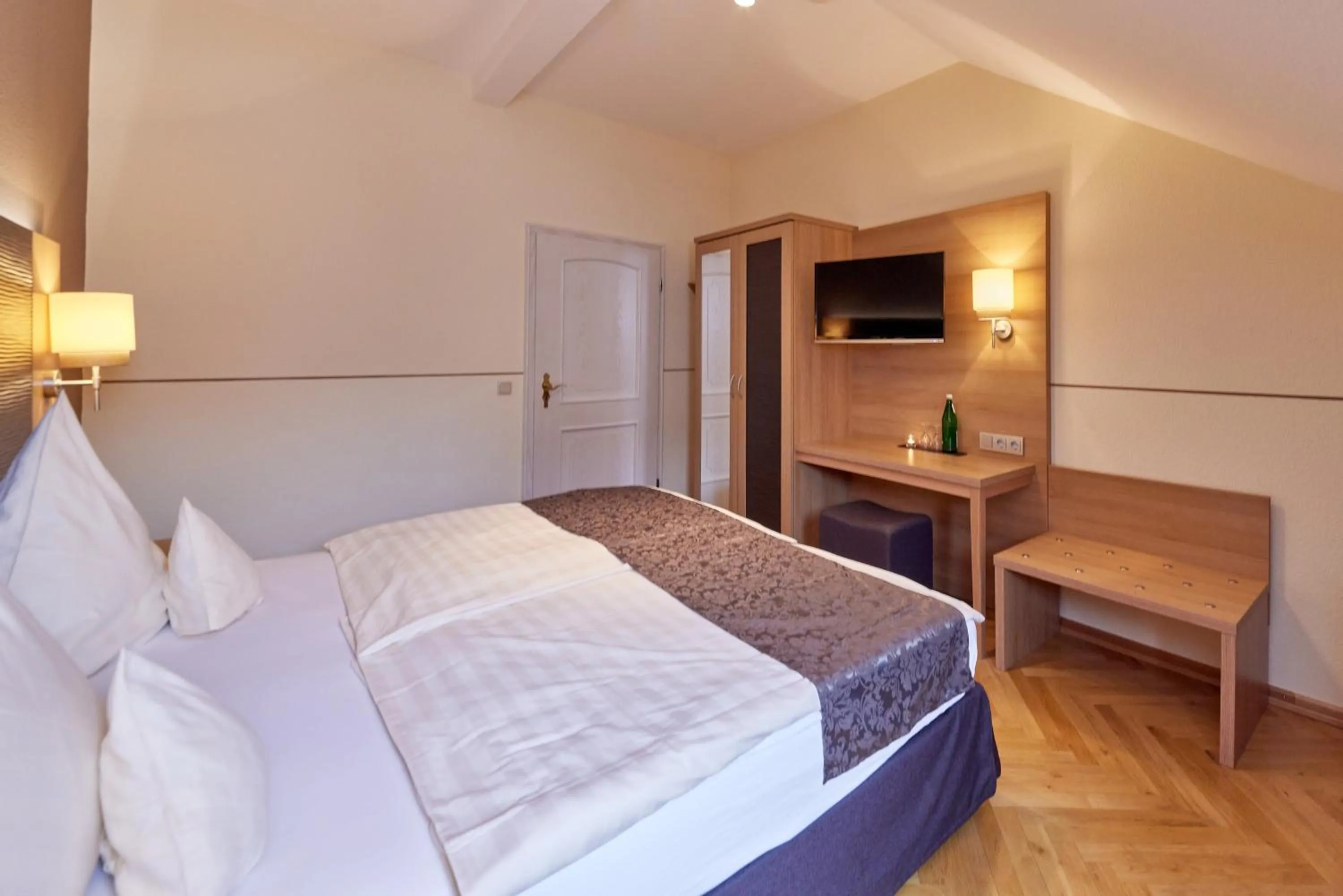 Staff, Bed in Hotel Sankt Maximilian "inklusive Parkplatz"