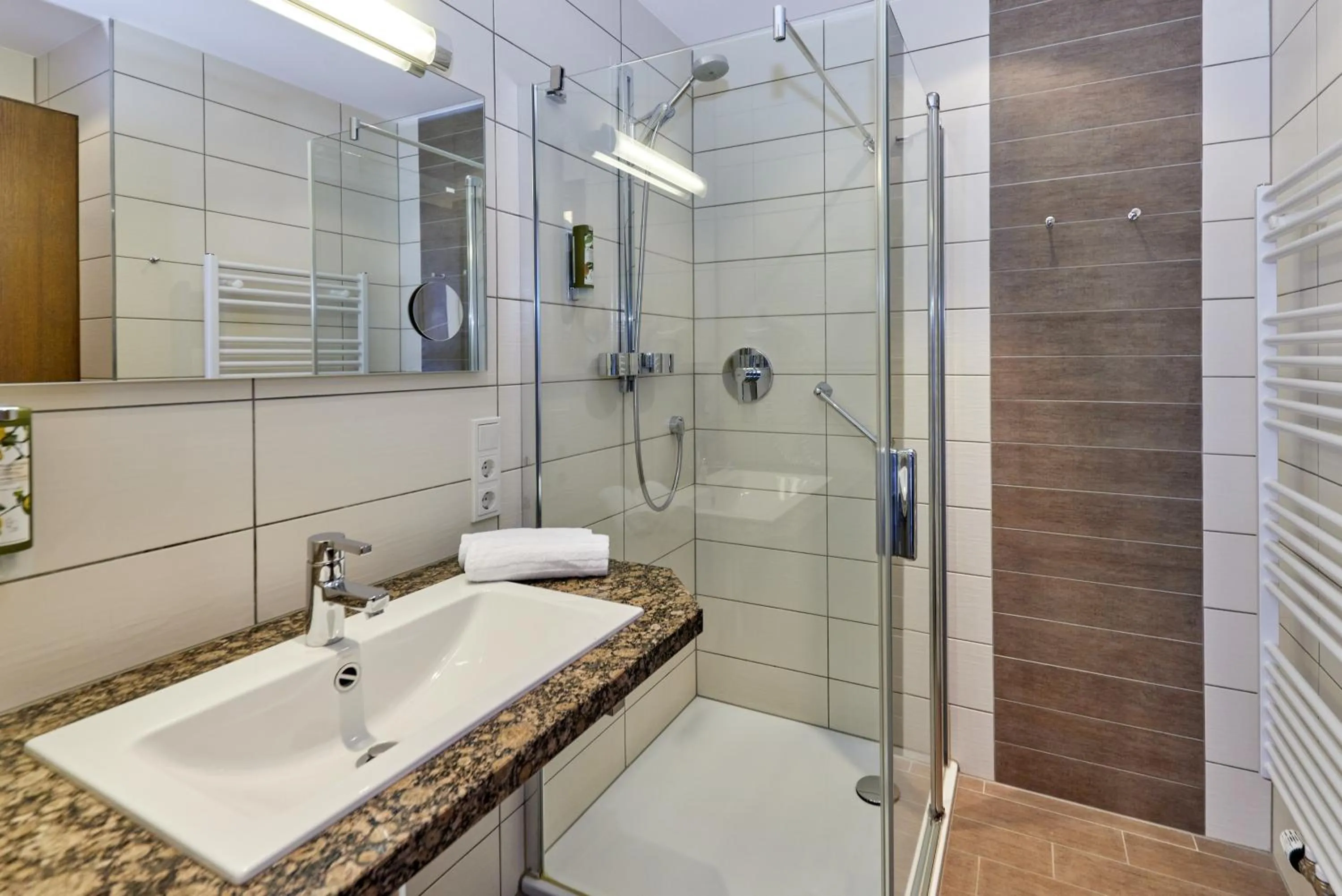 Bathroom in Hotel Sankt Maximilian "inklusive Parkplatz"