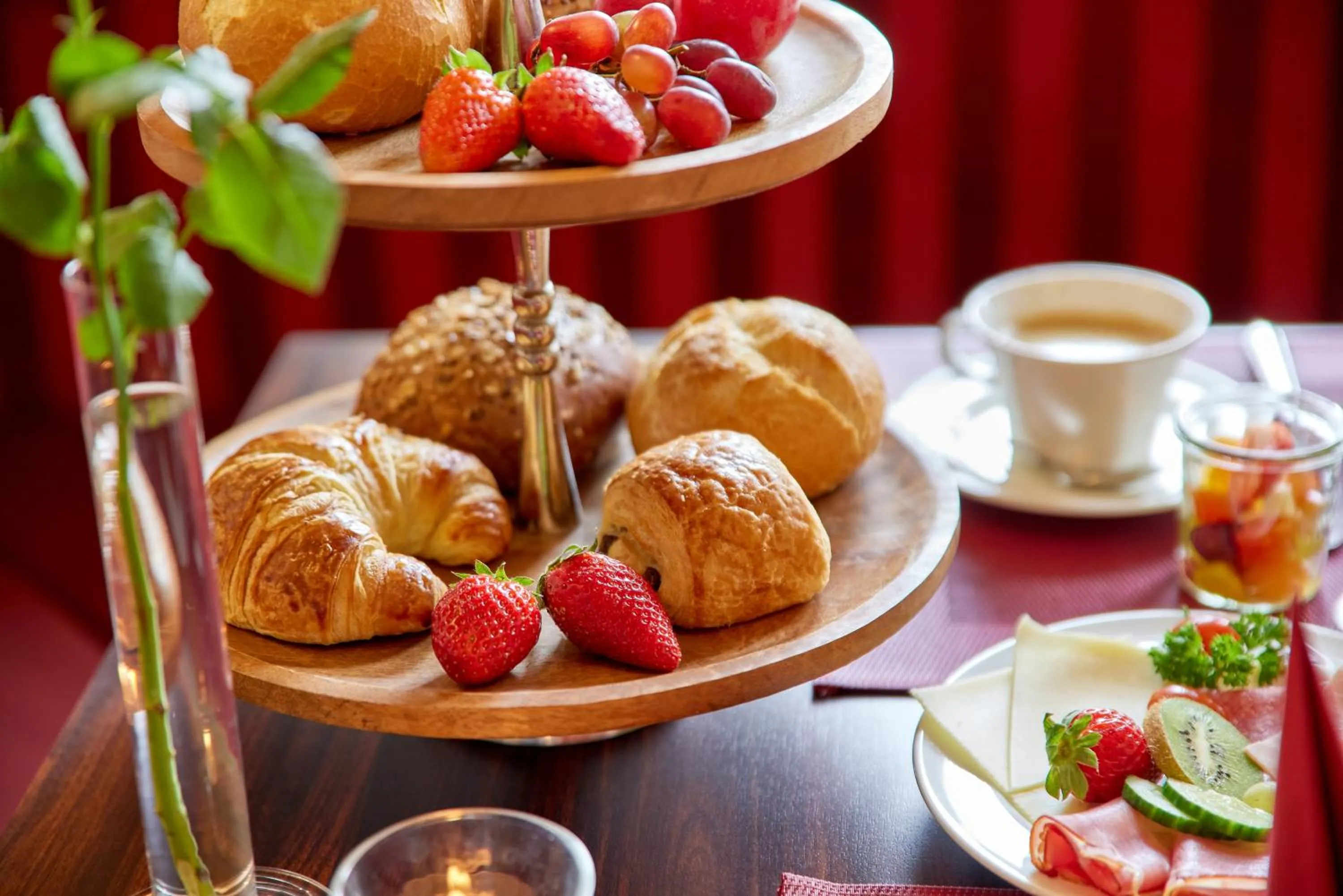 Breakfast in Hotel Sankt Maximilian "inklusive Parkplatz"
