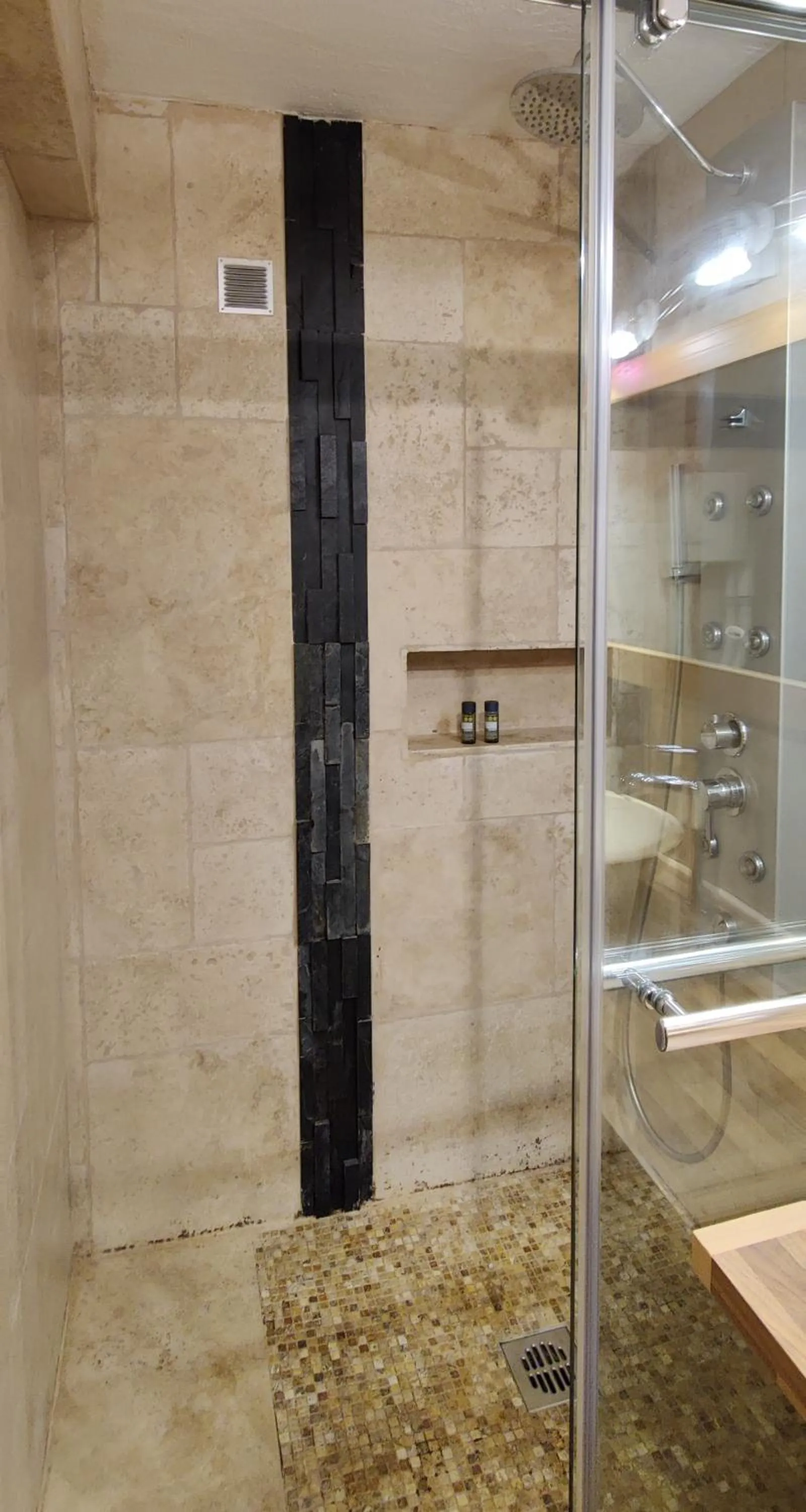 Shower in Athénopolis