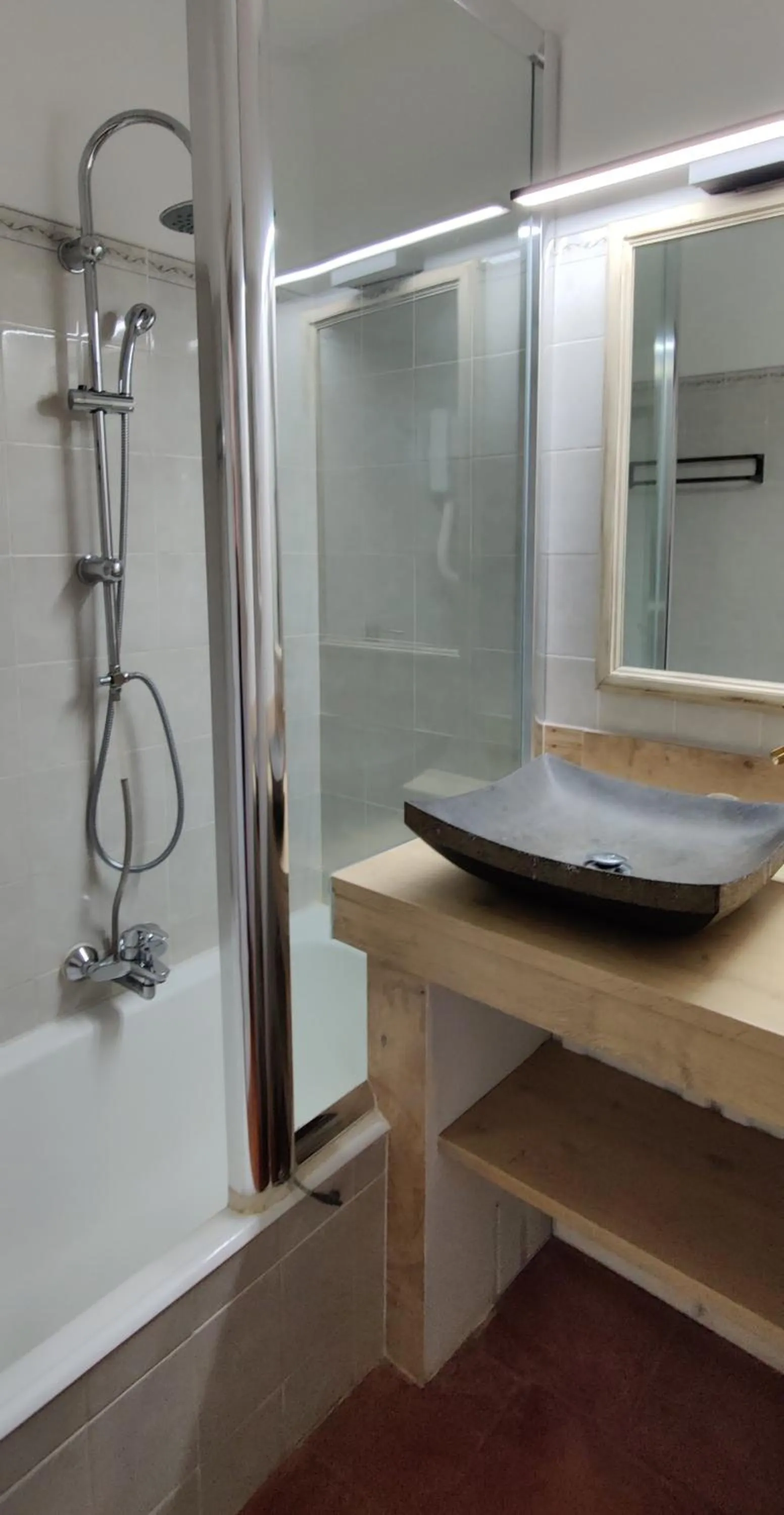 Bathroom in Athénopolis