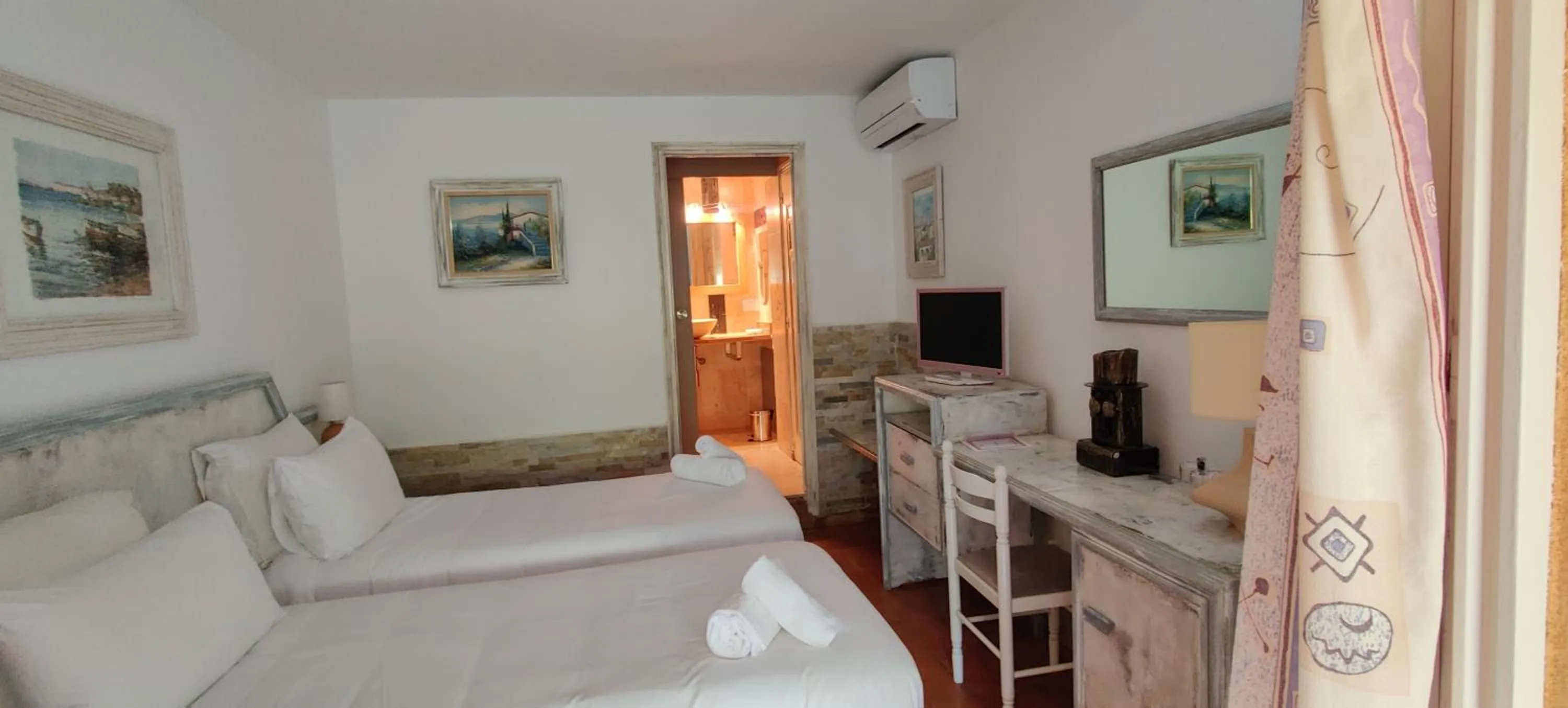 Photo of the whole room in Athénopolis