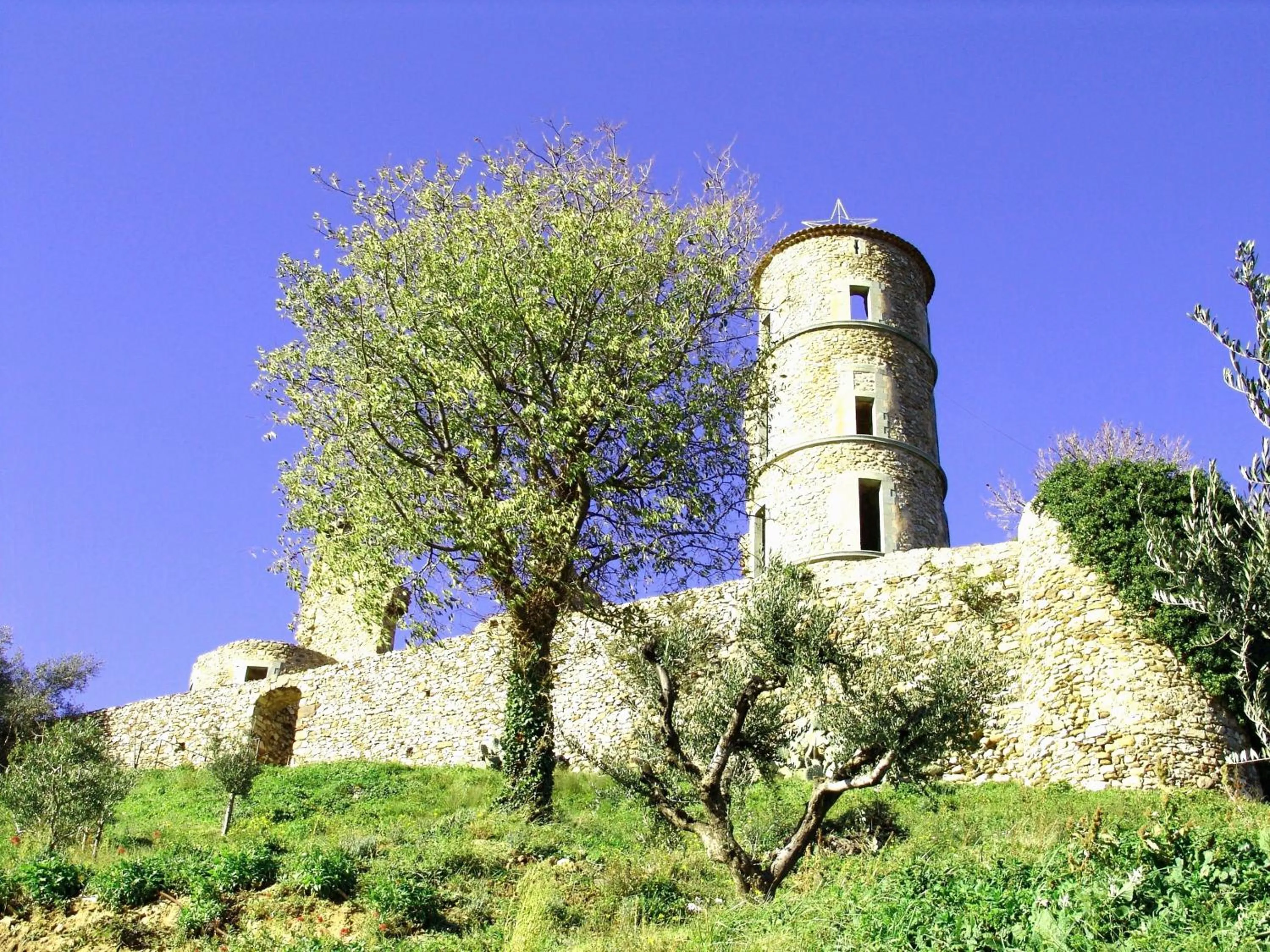 Nearby landmark in Athénopolis