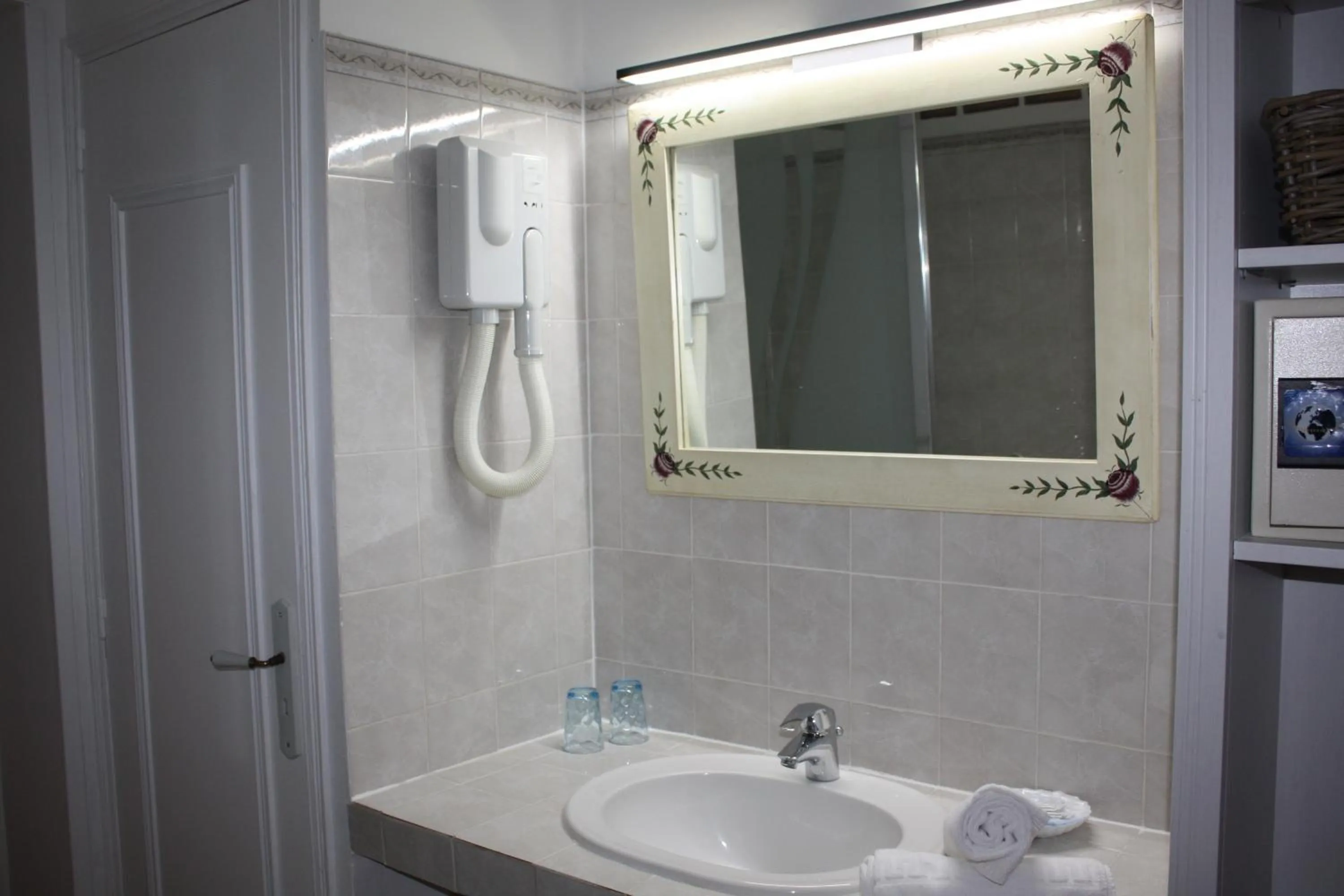 Bathroom in Athénopolis