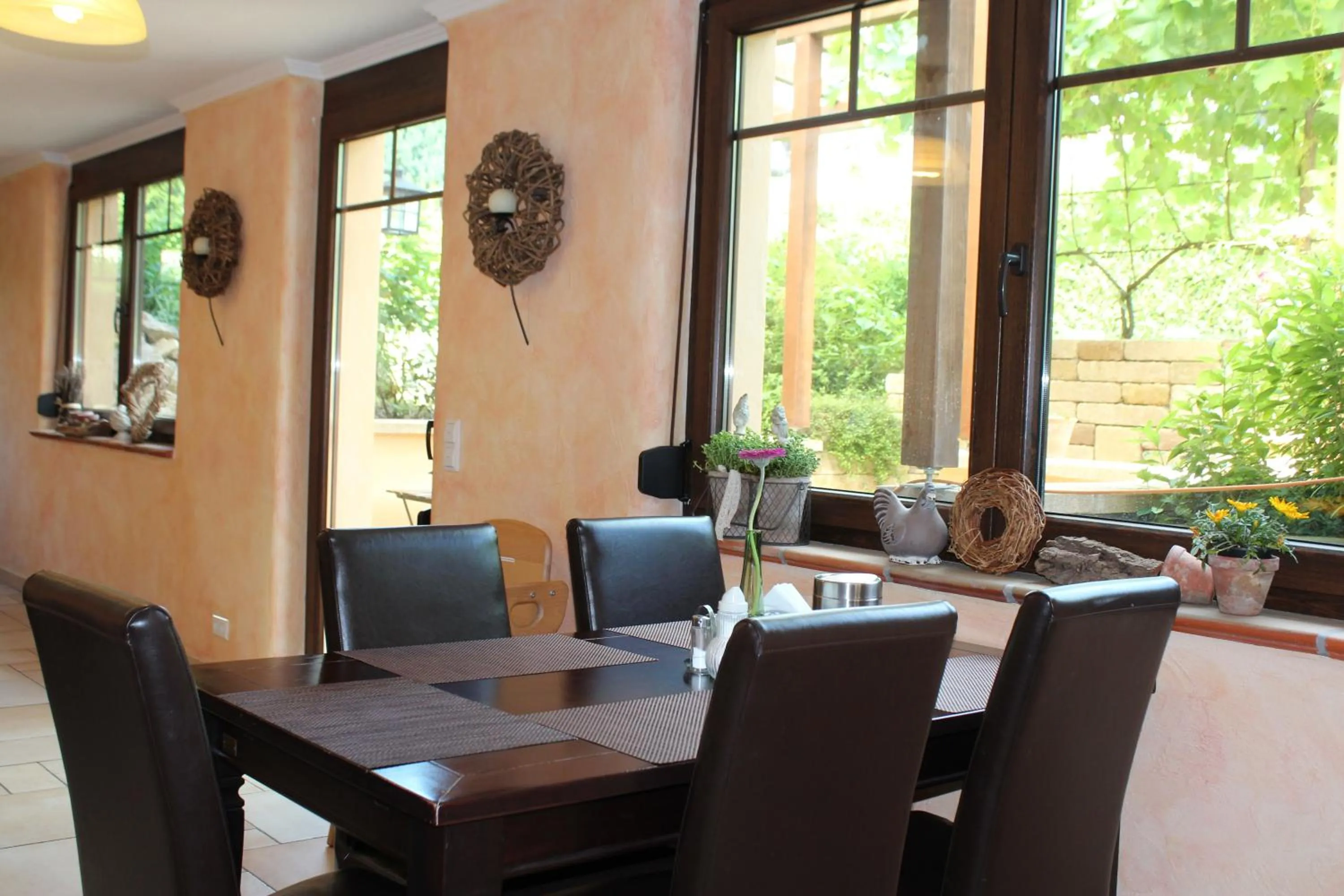 Restaurant/places to eat in Pension Vanii, Apartments