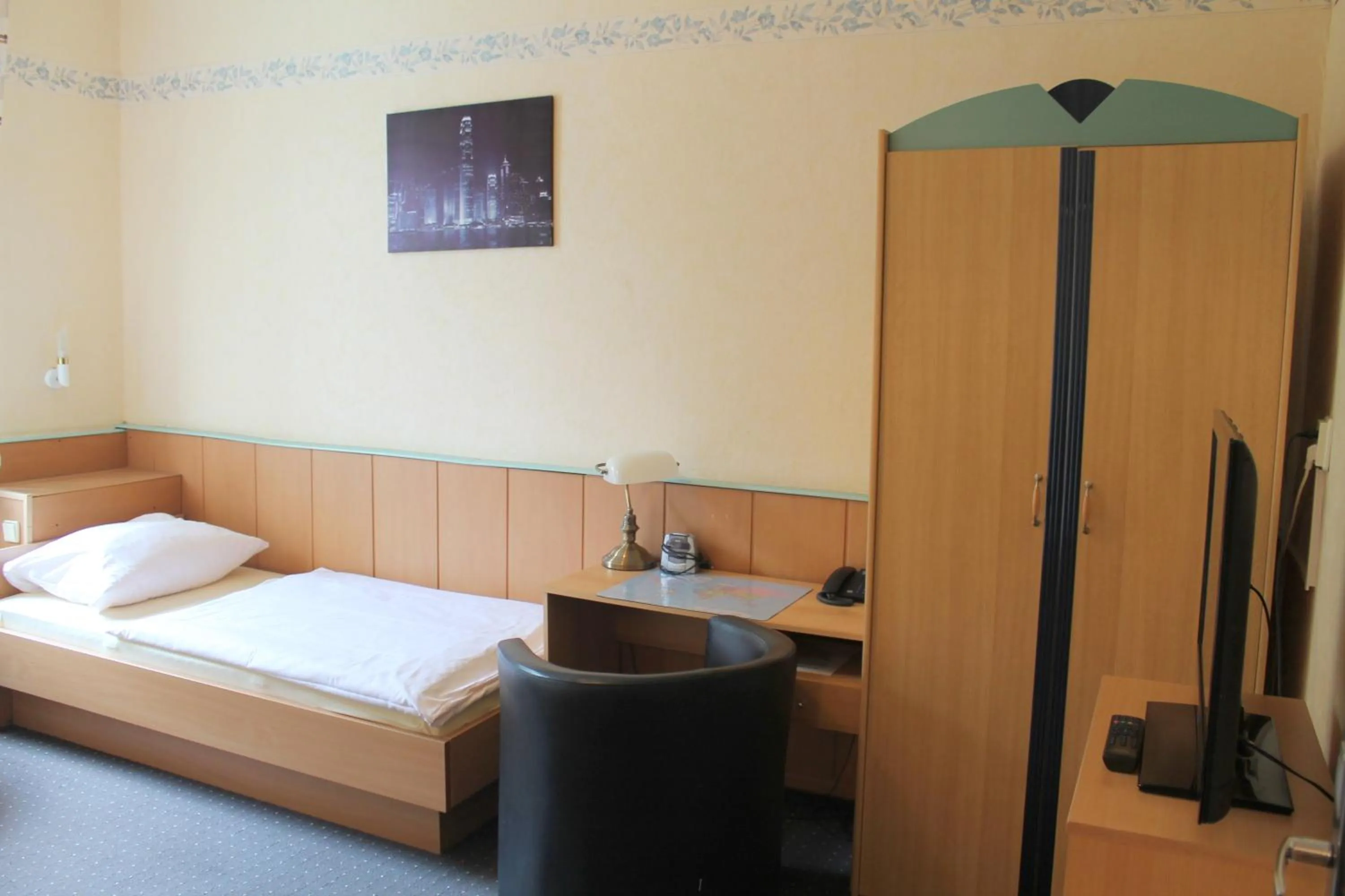 Photo of the whole room, Bed in TM Hotel Essen