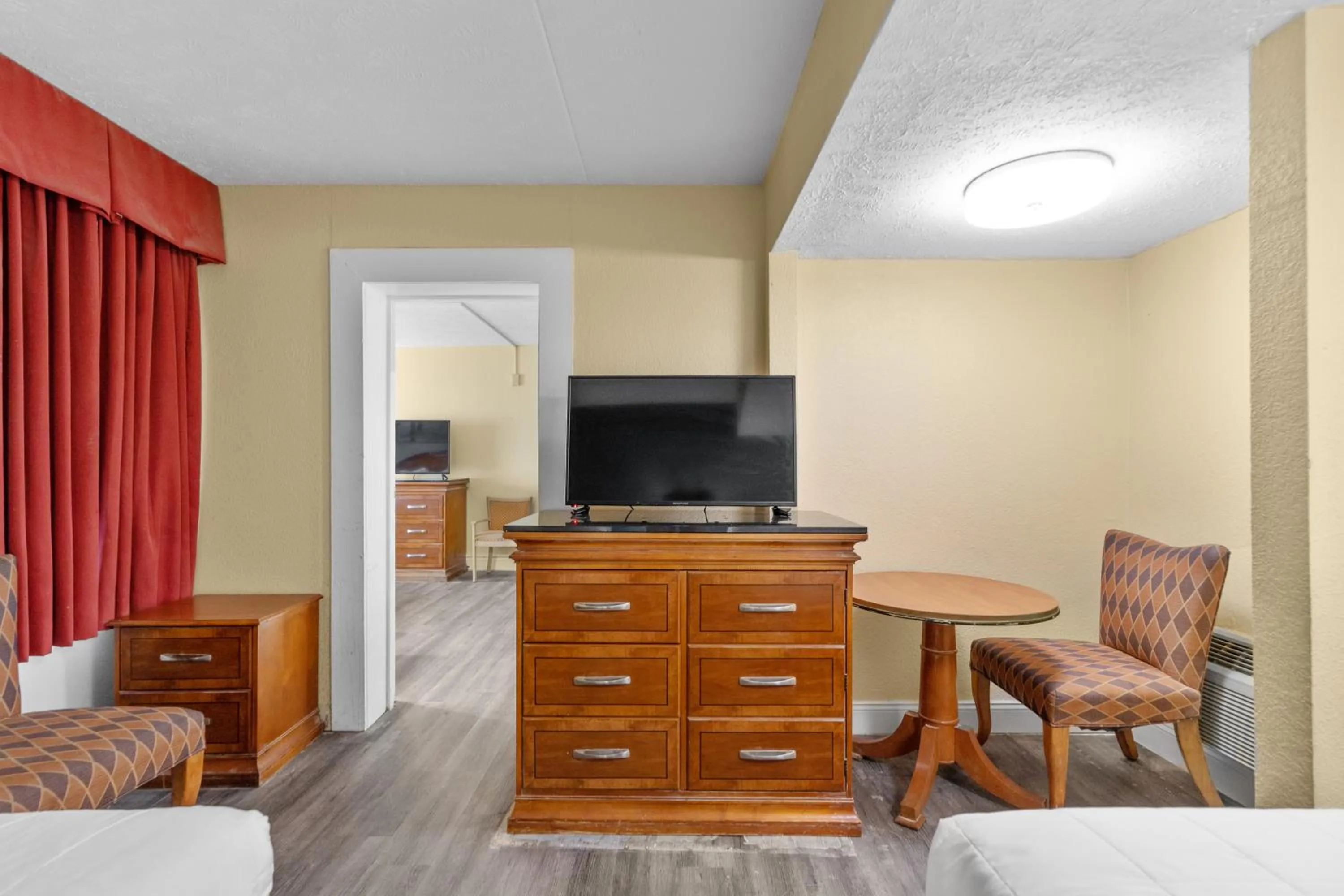 Living room, TV/Entertainment Center in Days Inn by Wyndham Myrtle Beach-Grand Strand