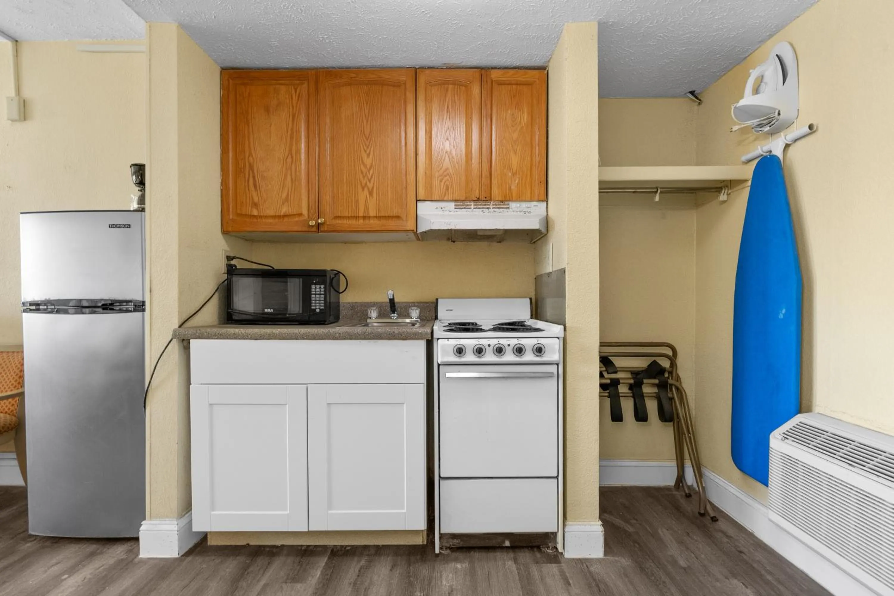 Kitchen or kitchenette, Kitchen/Kitchenette in Days Inn by Wyndham Myrtle Beach-Grand Strand