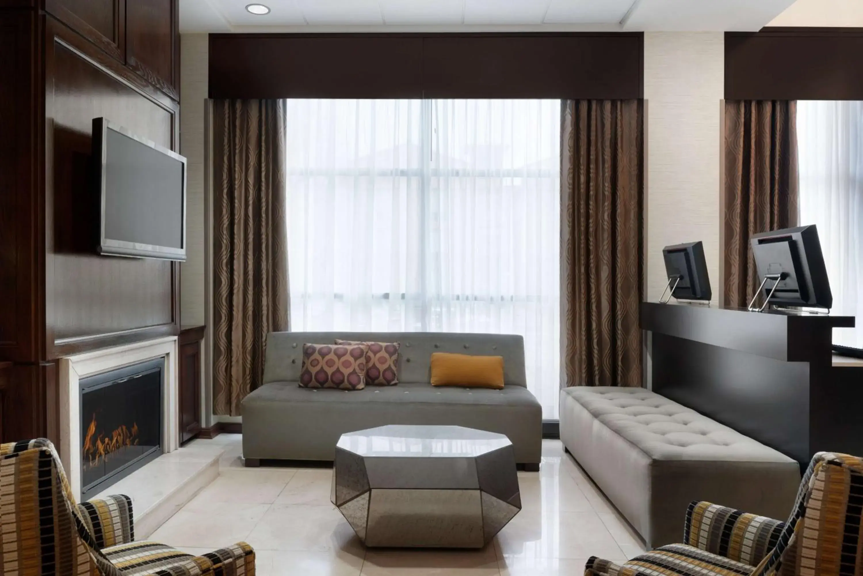 Lobby or reception in DoubleTree by Hilton Milwaukee/Brookfield Lobby or reception in DoubleTree by Hilton Milwaukee/Brookfield