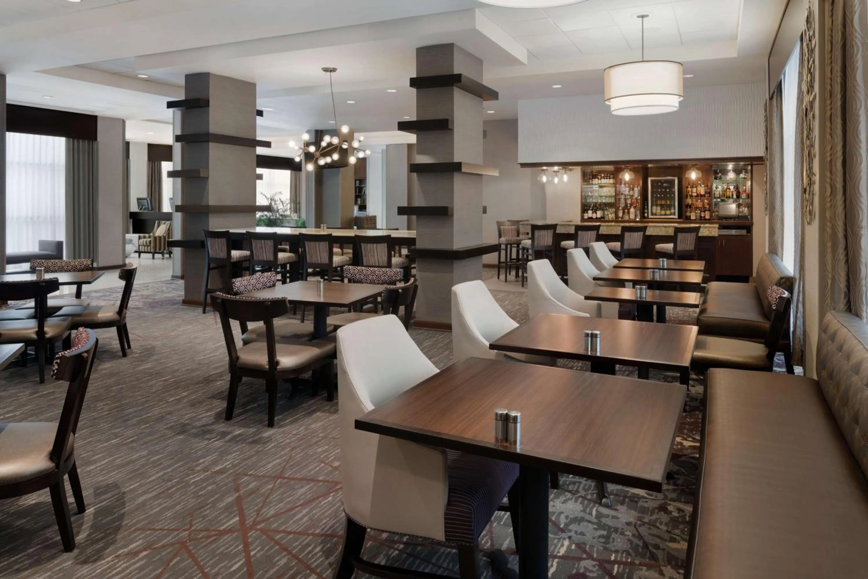 Restaurant/places to eat in DoubleTree by Hilton Milwaukee/Brookfield