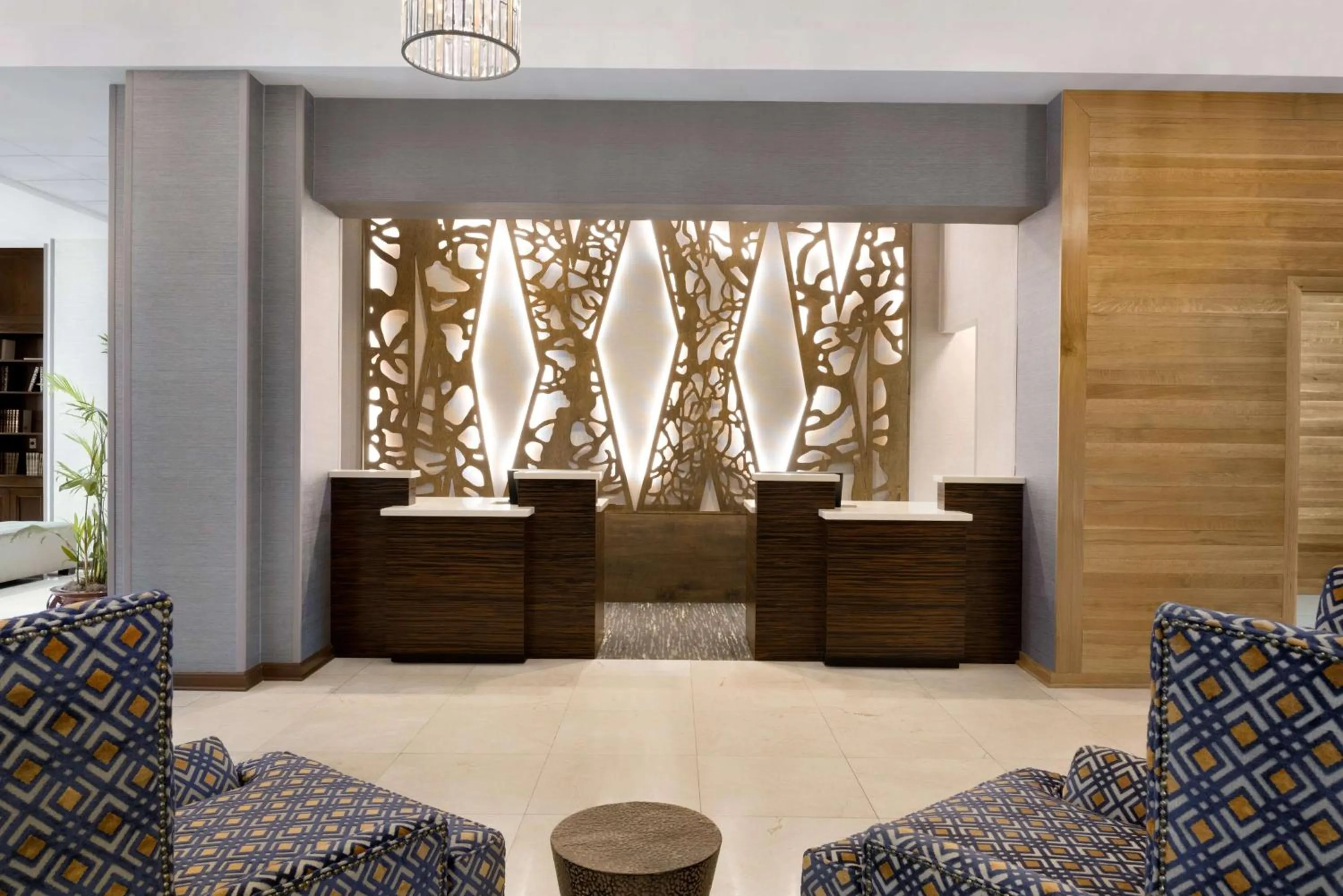 Lobby or reception in DoubleTree by Hilton Milwaukee/Brookfield