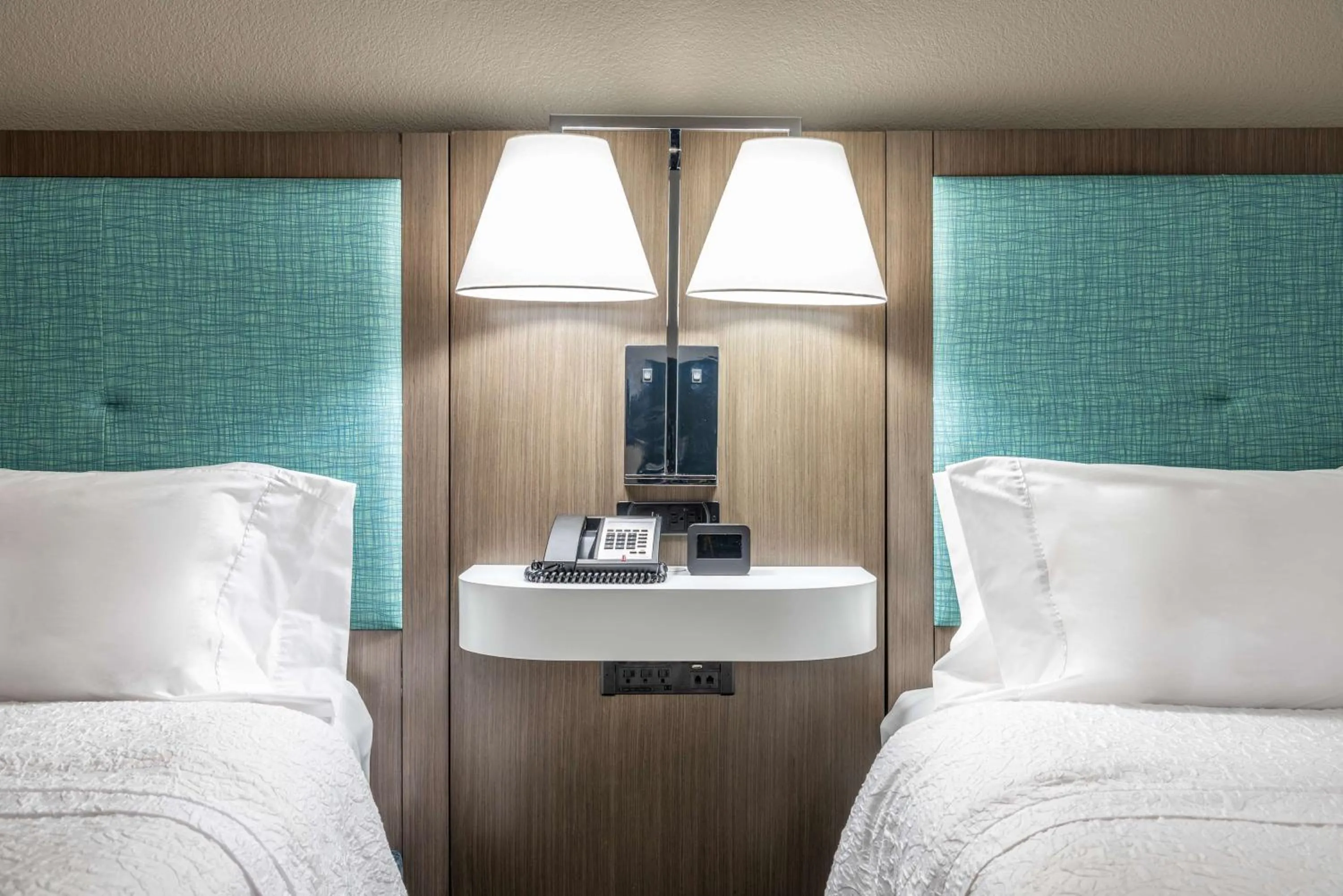 Bedroom, Bed in Hampton Inn Kansas City-Lee's Summit