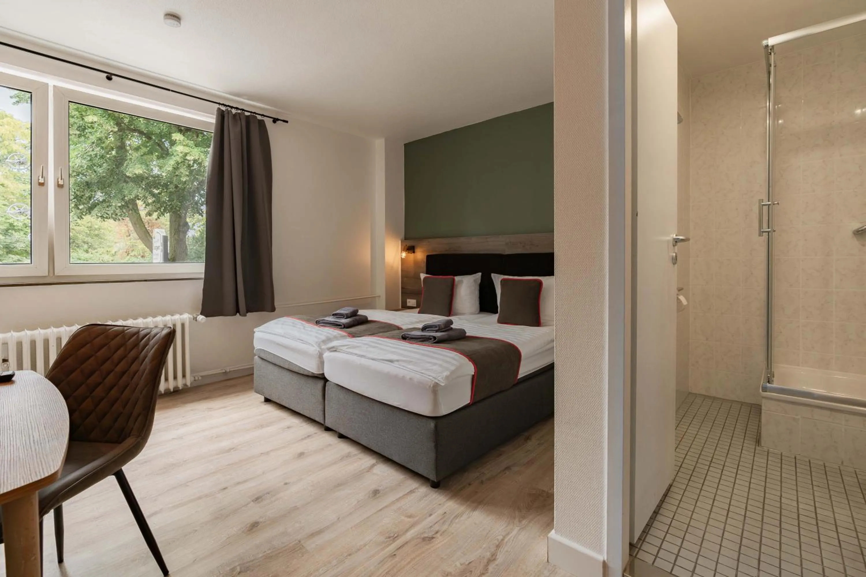 Shower, Bed in Hotel Enger Hof