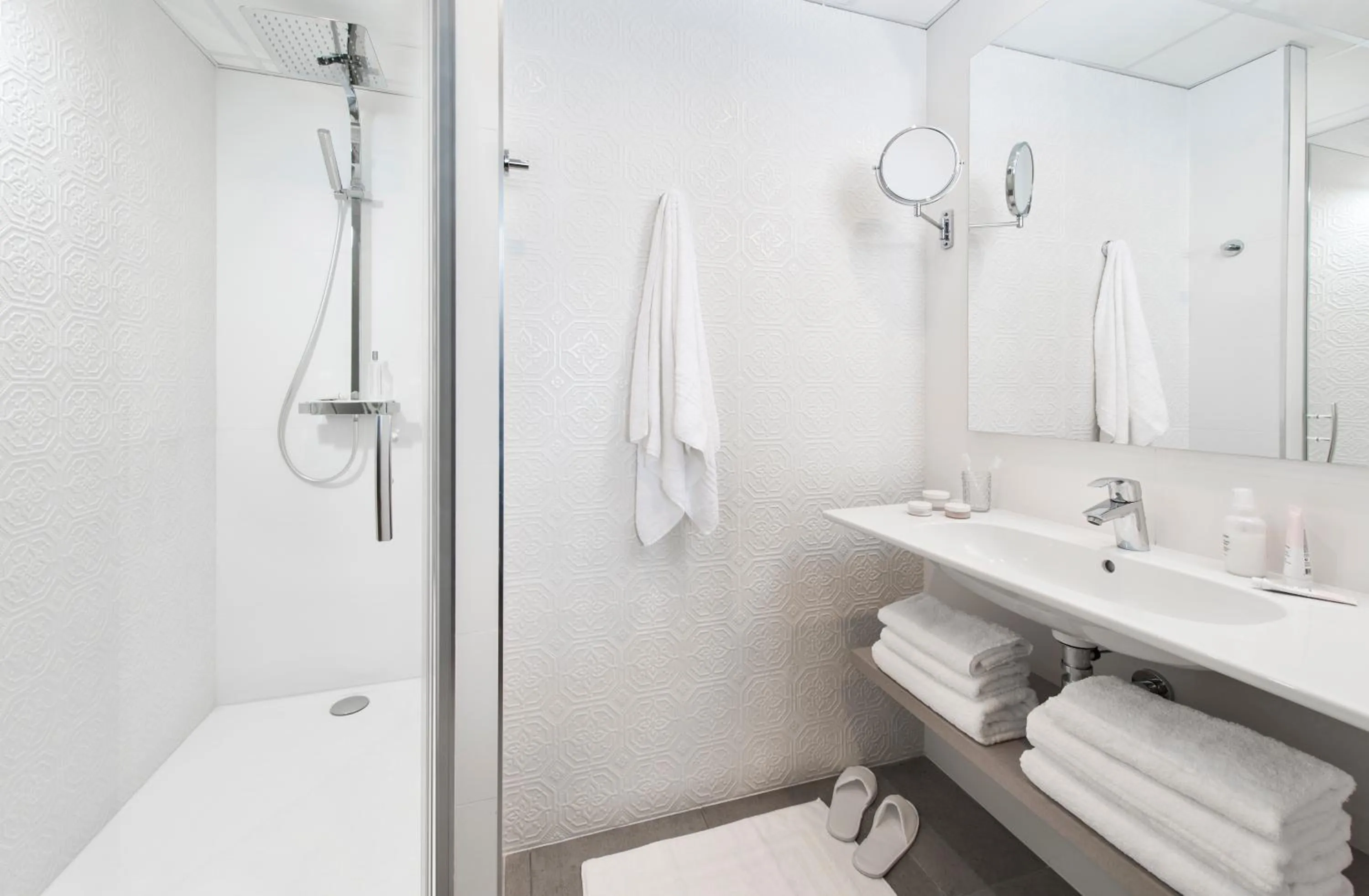 Bathroom in Hôtel la Baie Valdys Resort & SPA