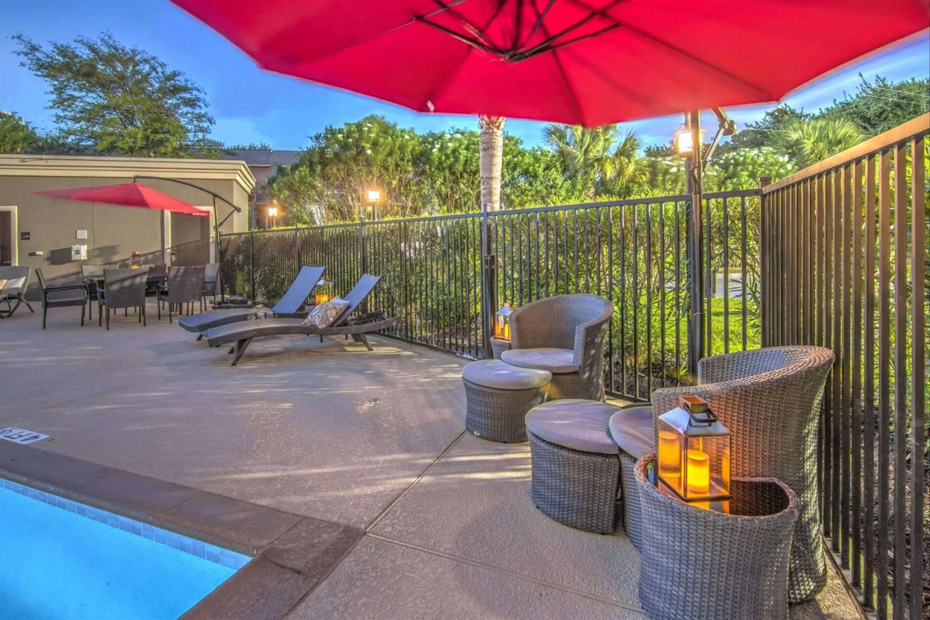 Pool view in Hampton Inn Houston NASA-Johnson Space Center