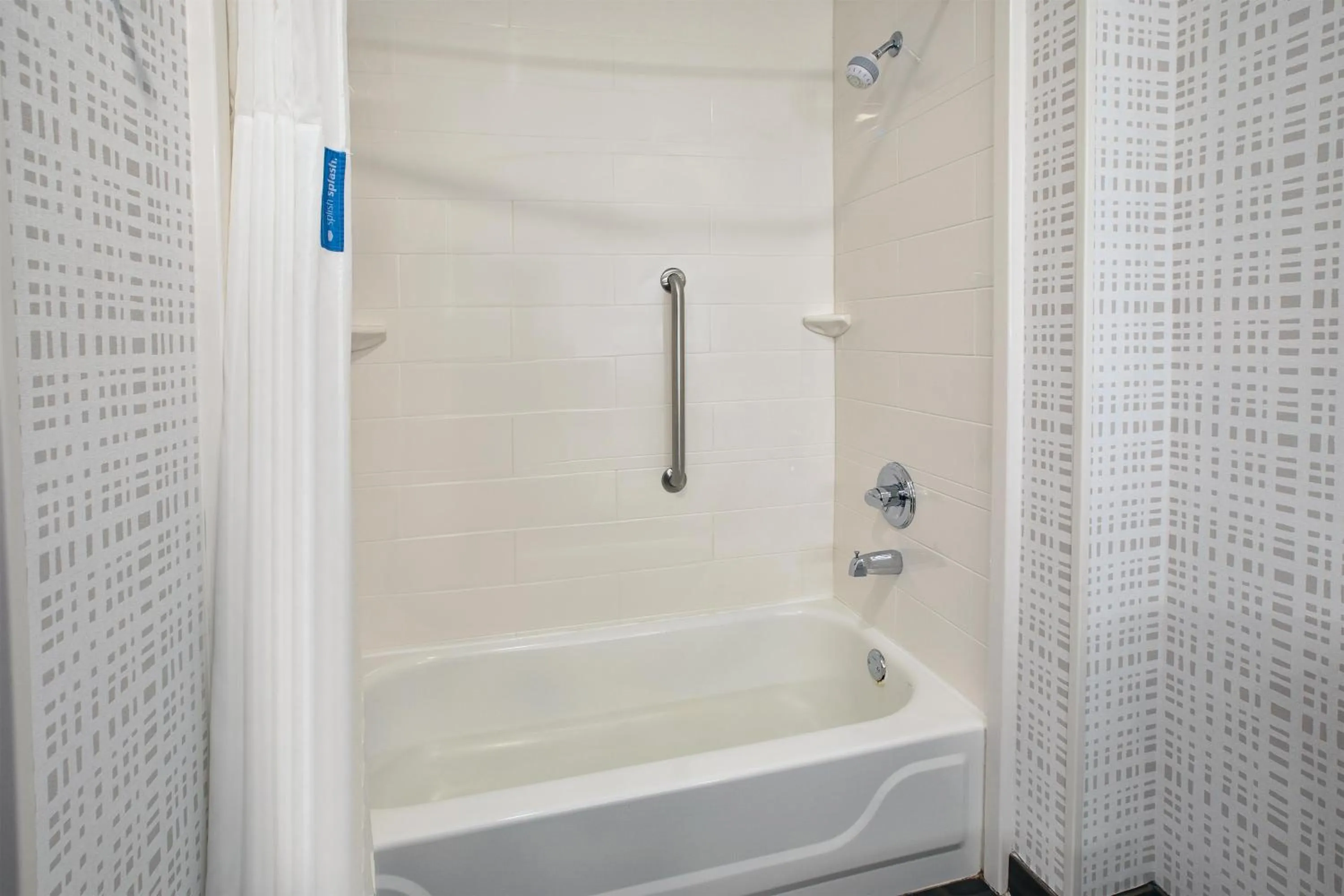 Bathroom in Hampton Inn Detroit/Belleville-Airport Area