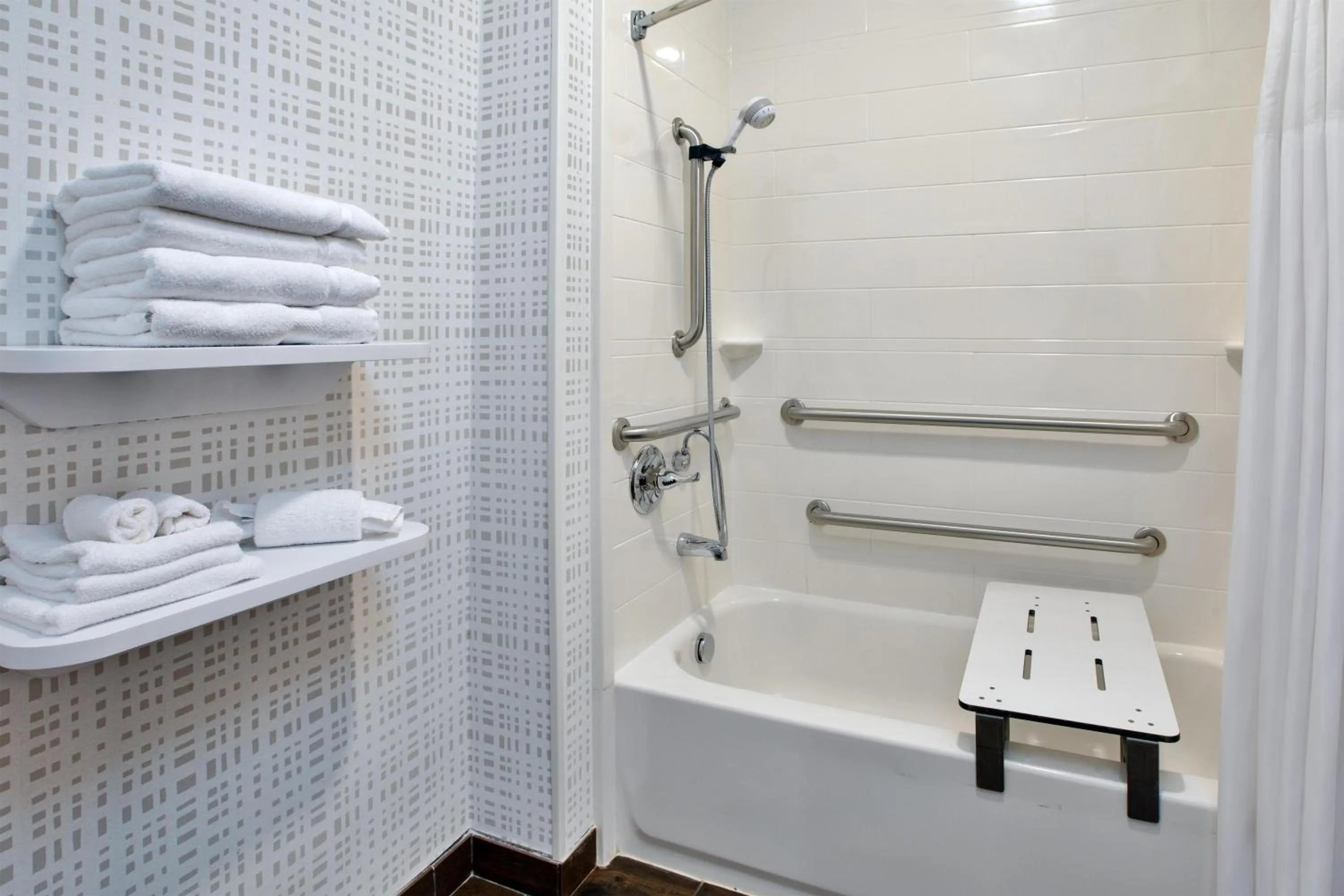 Bathroom in Hampton Inn Detroit/Belleville-Airport Area