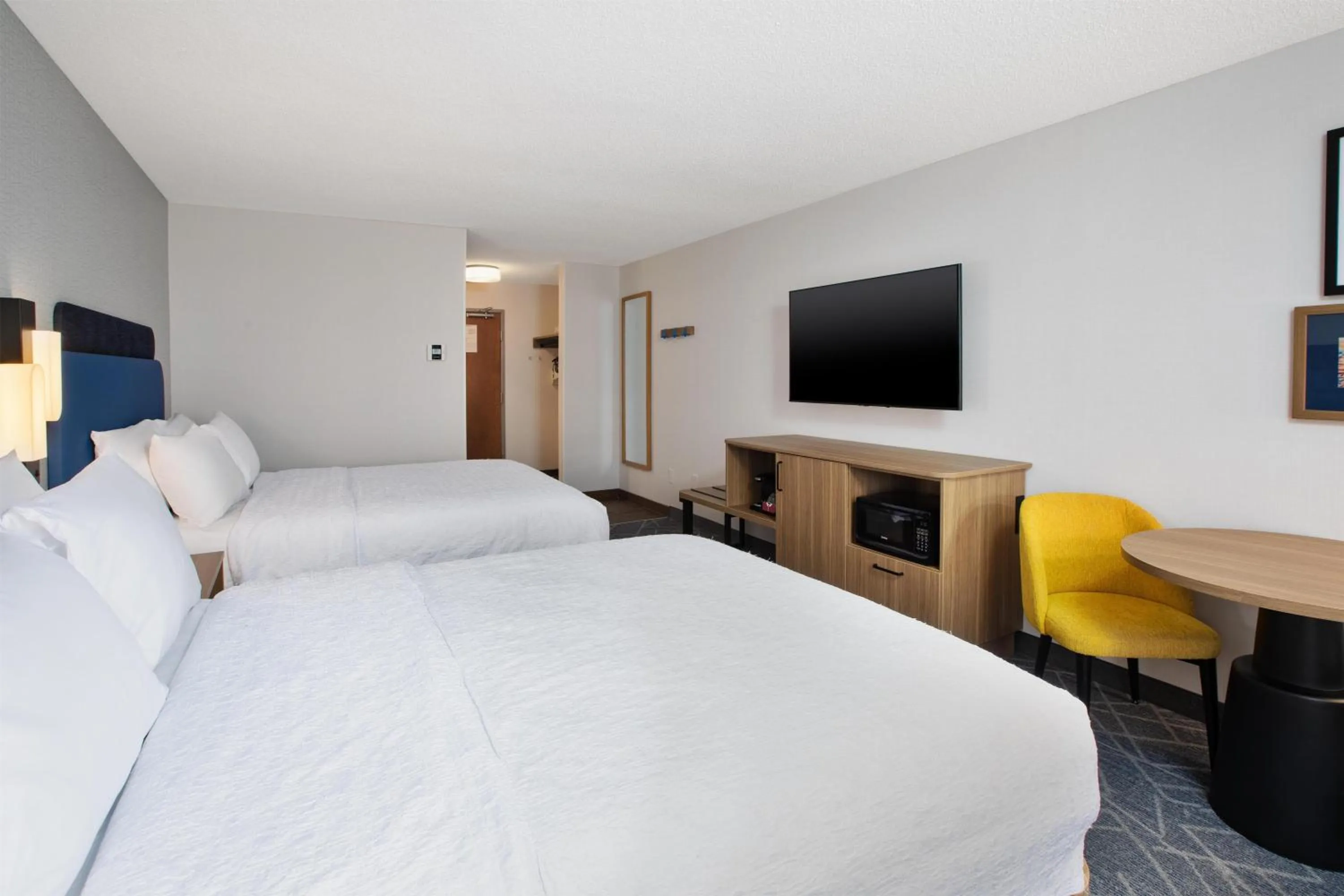 Bed in Hampton Inn Detroit/Belleville-Airport Area