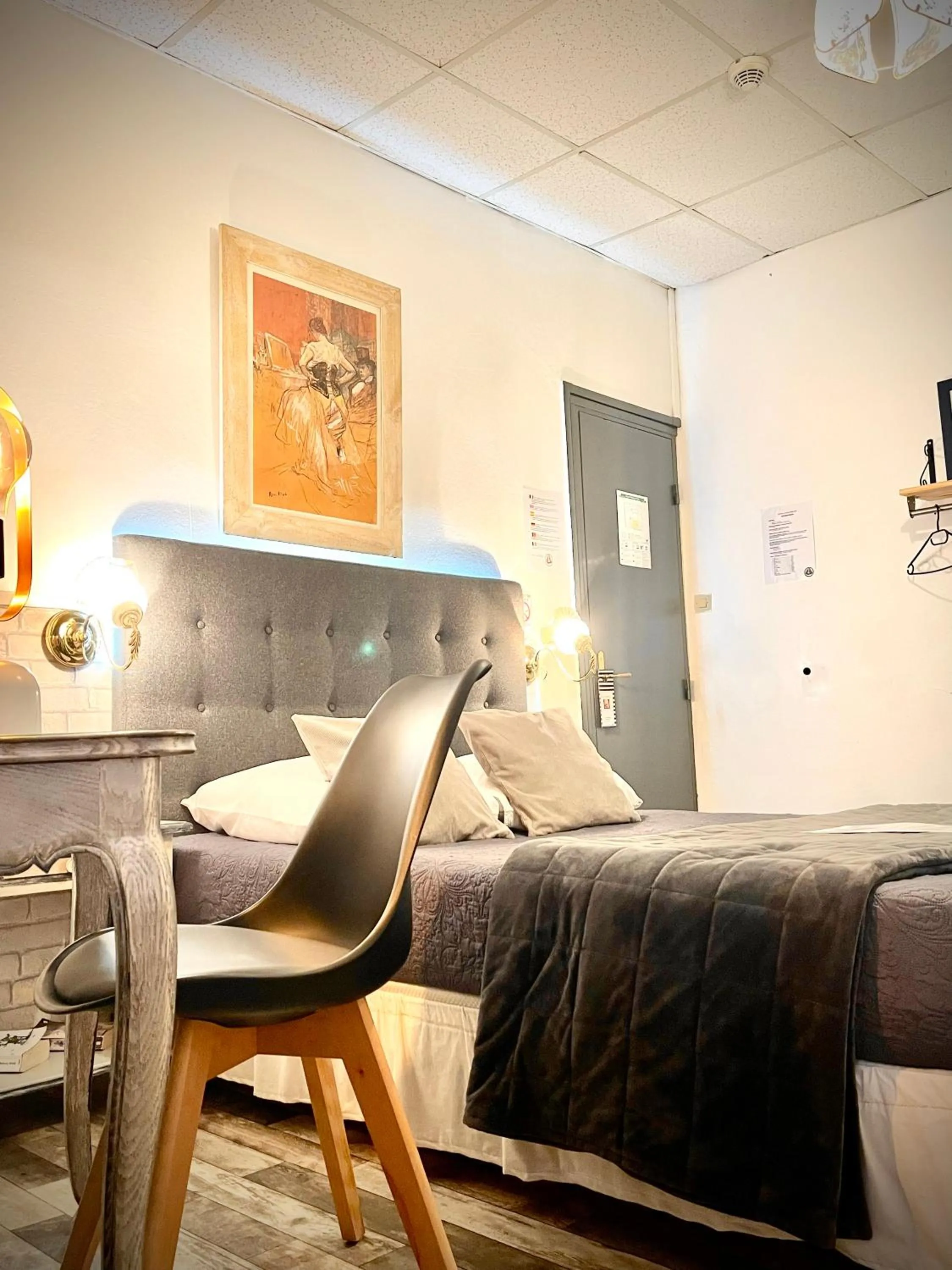 Photo of the whole room, Bed in Hôtel Paul Riquet