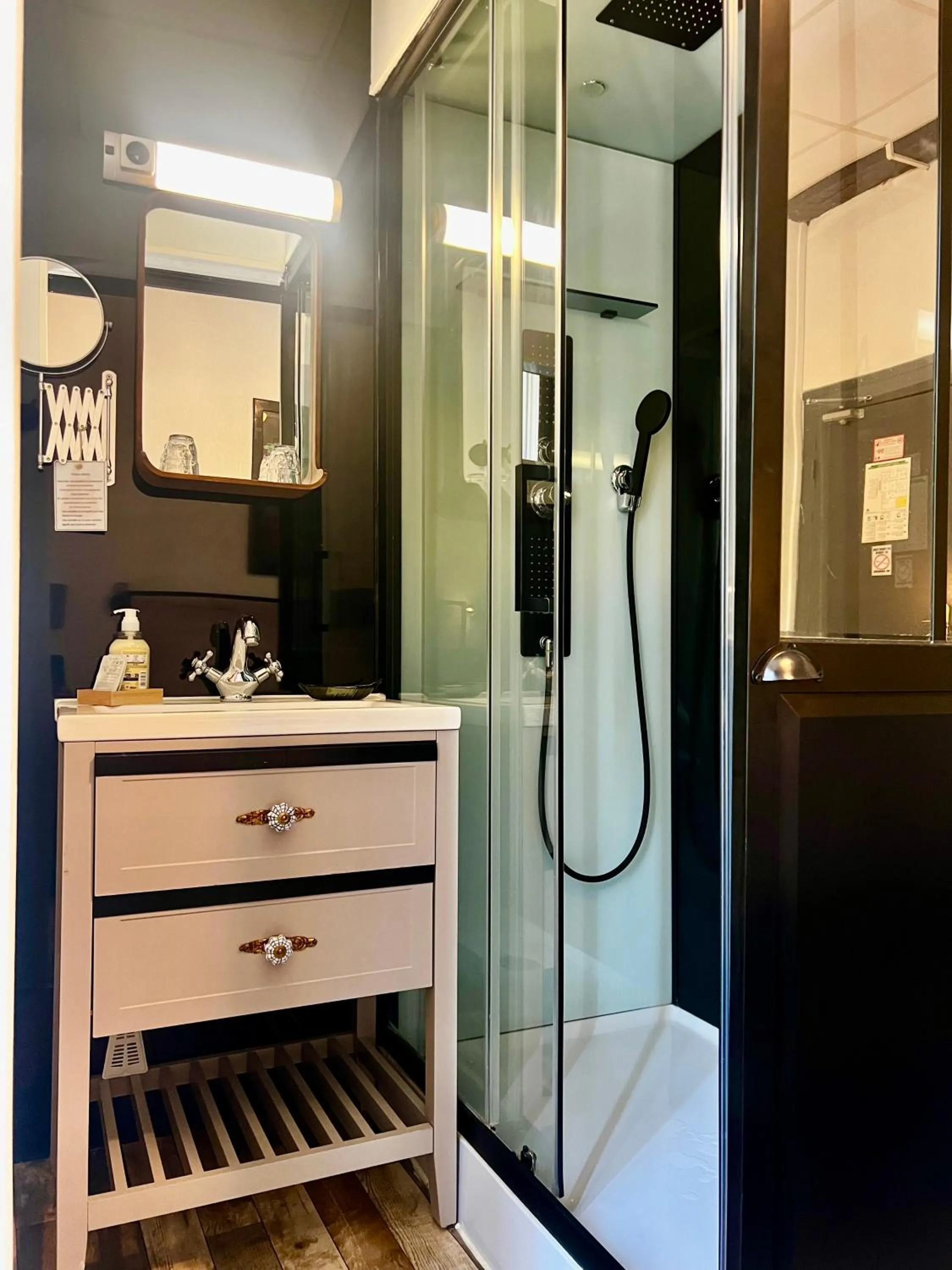 Shower in Hôtel Paul Riquet