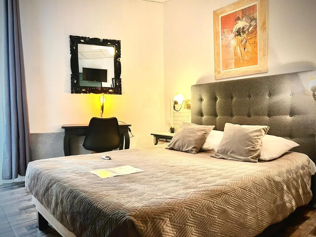 Photo of the whole room, Bed in Hôtel Paul Riquet