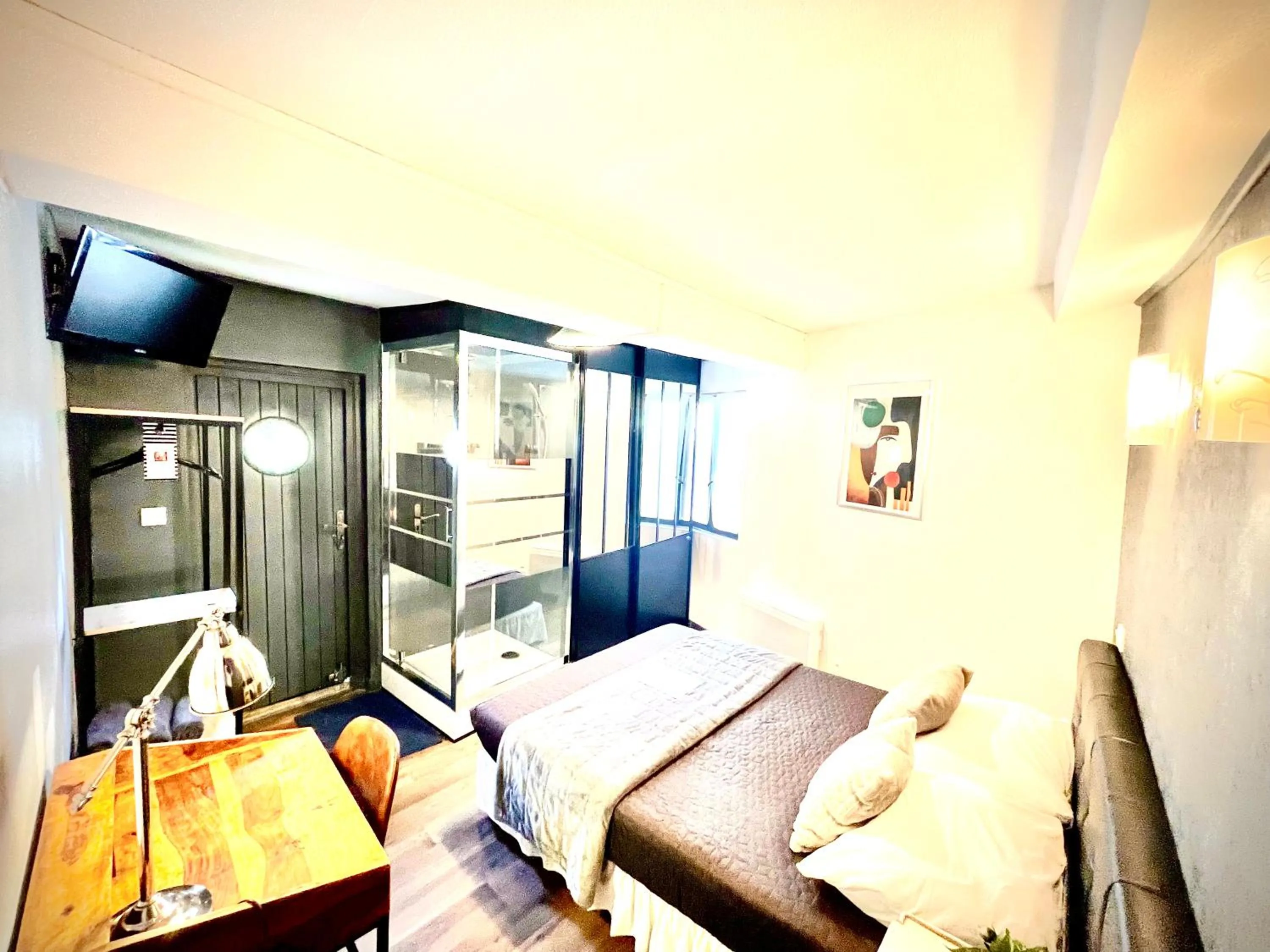 TV and multimedia, Bed in Hôtel Paul Riquet