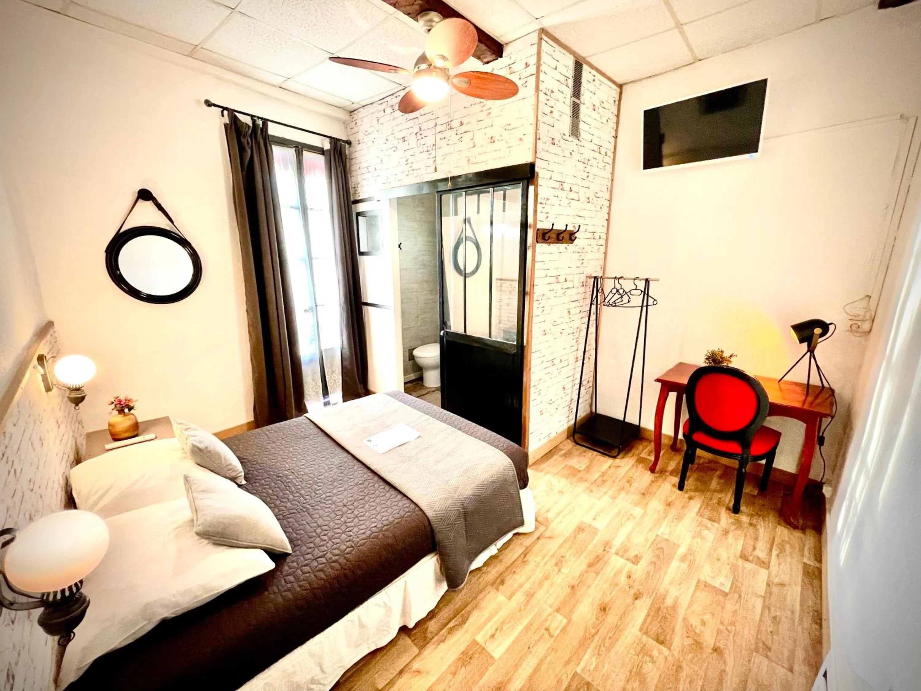 Photo of the whole room, Bed in Hôtel Paul Riquet