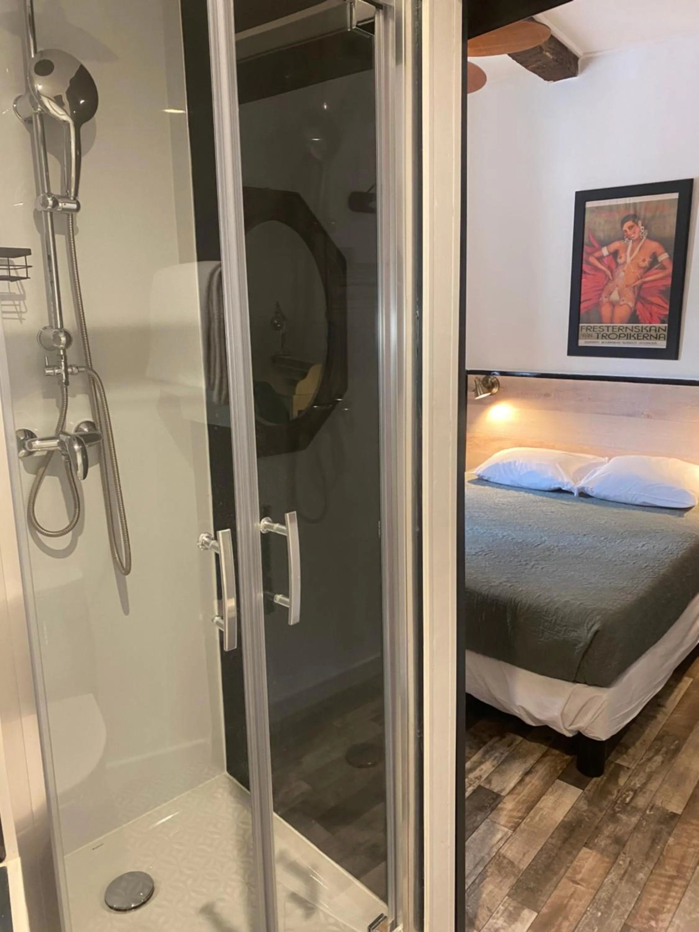 Shower, Bed in Hôtel Paul Riquet