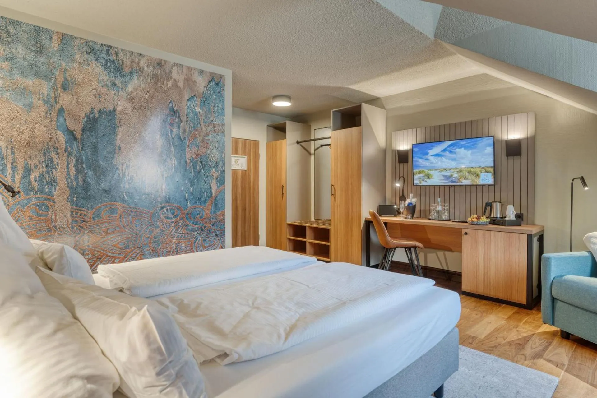 Photo of the whole room, Bed in Inselhotel König