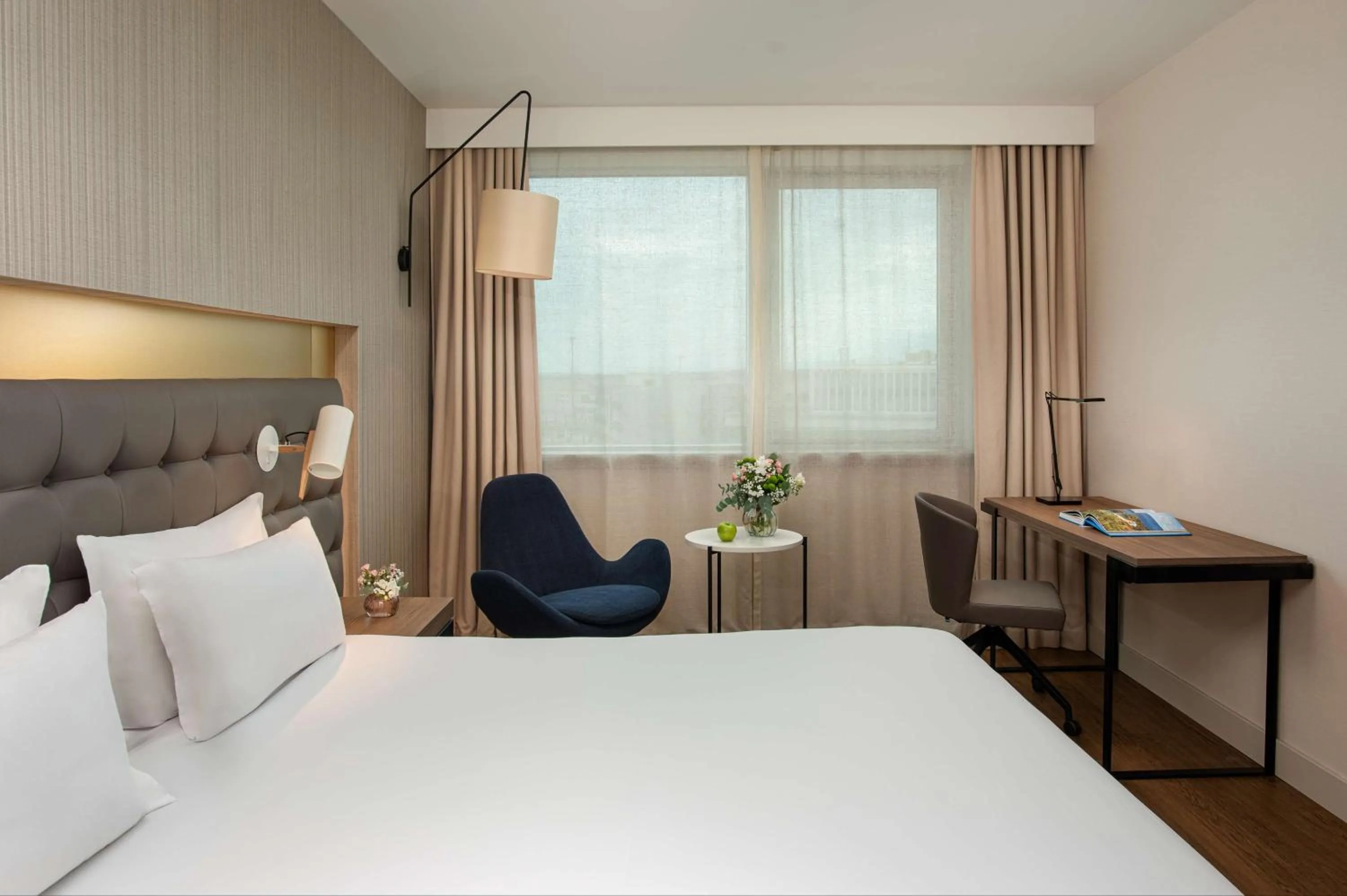 Bedroom, Bed in NH Lyon Airport