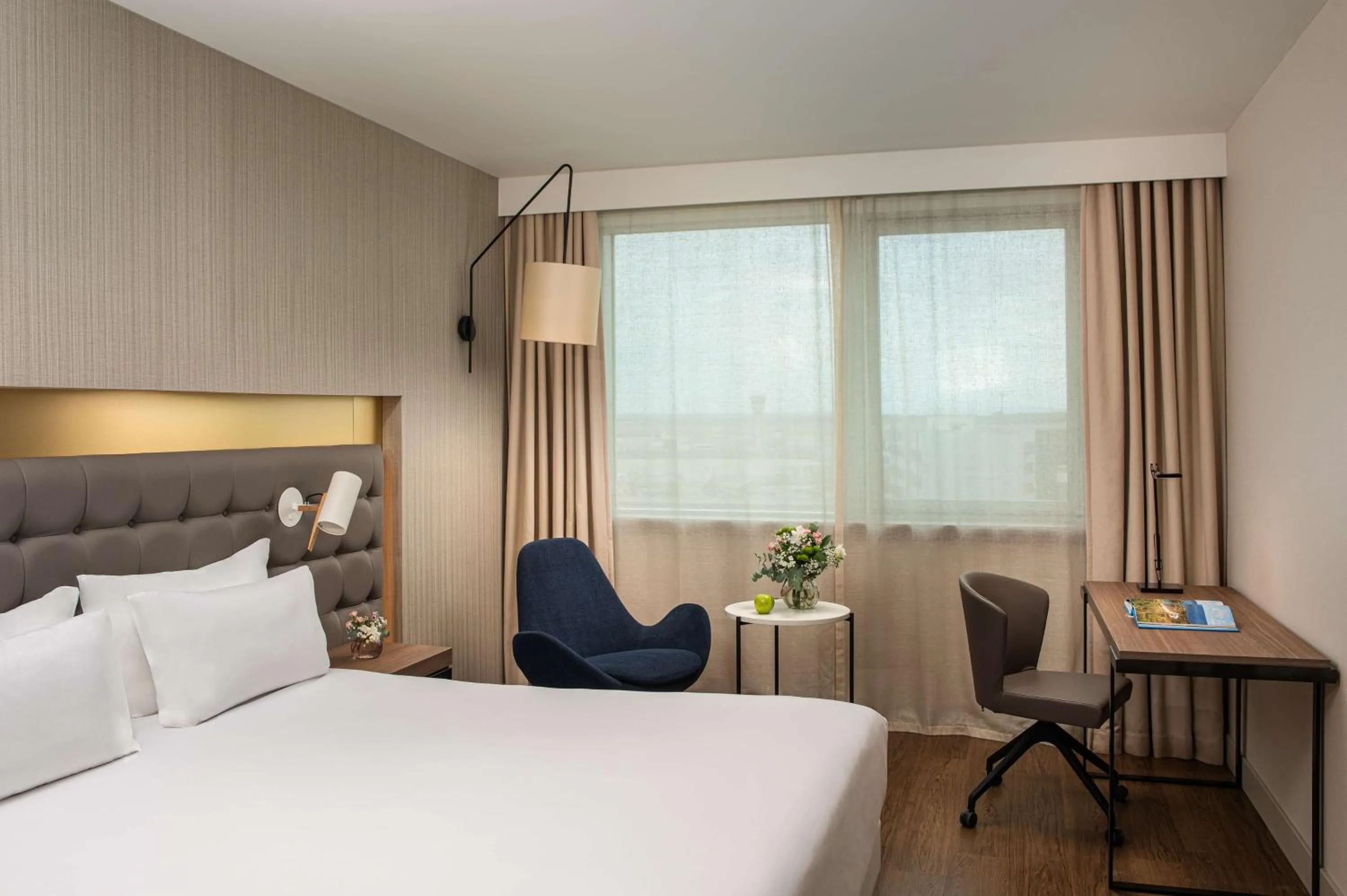 Bedroom, Bed in NH Lyon Airport