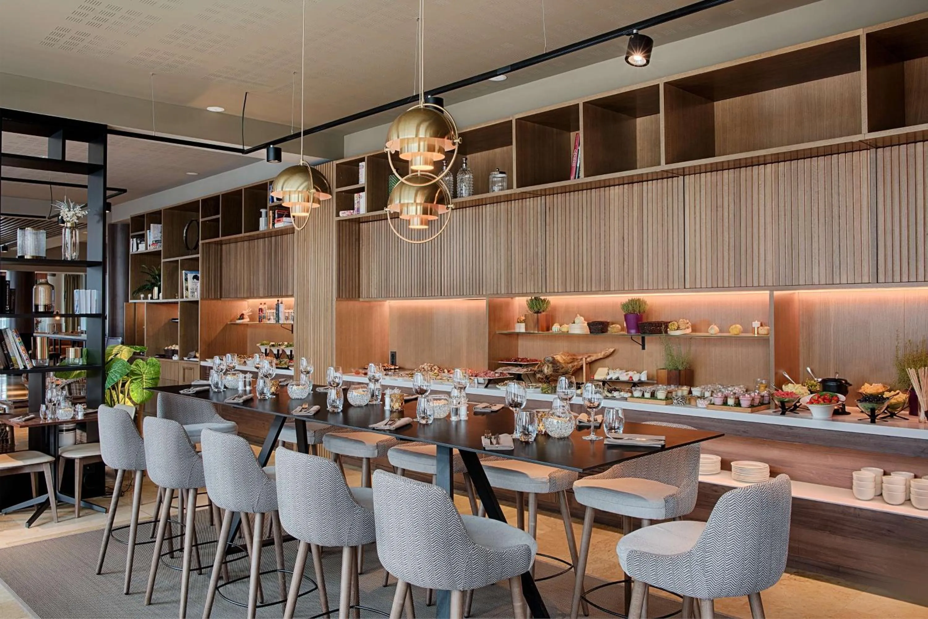 Restaurant/places to eat in NH Lyon Airport