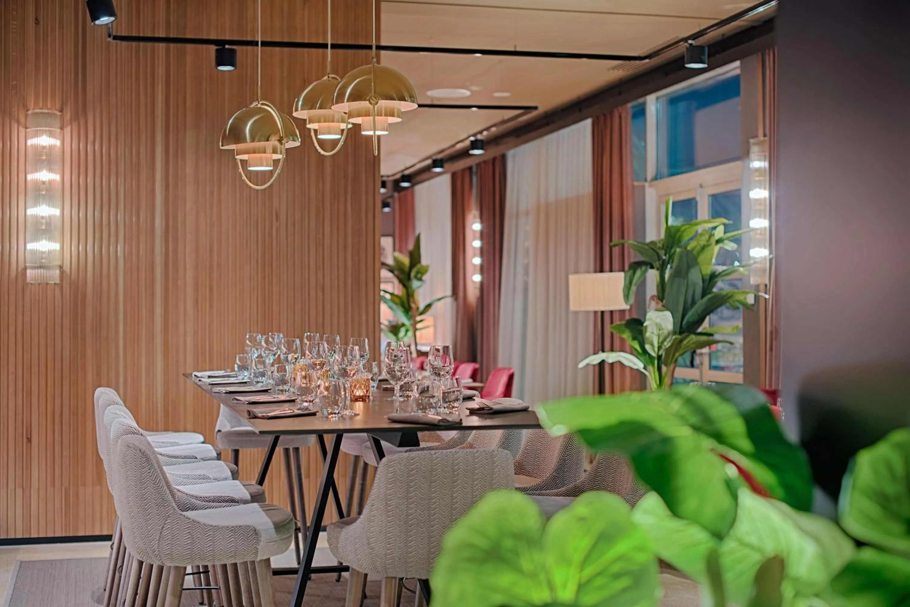 Restaurant/places to eat in NH Lyon Airport