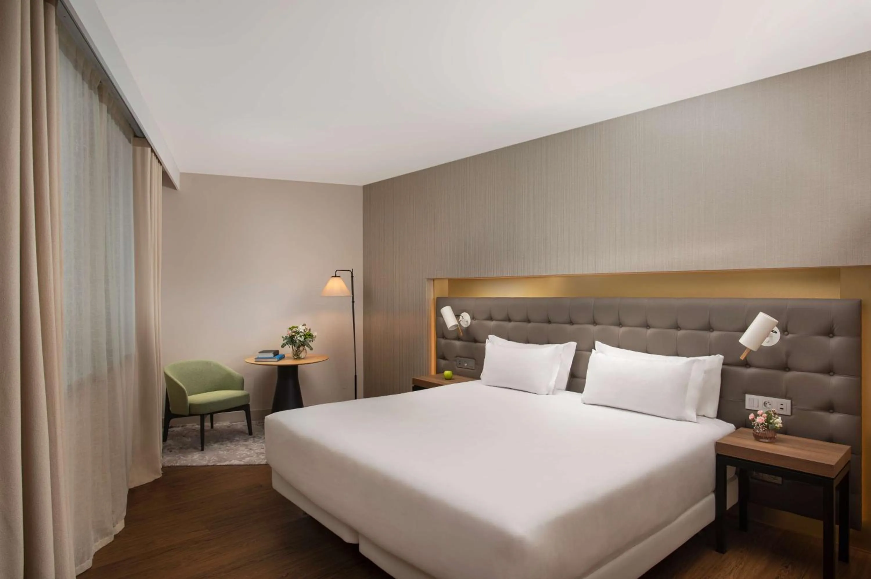 Photo of the whole room, Bed in NH Lyon Airport