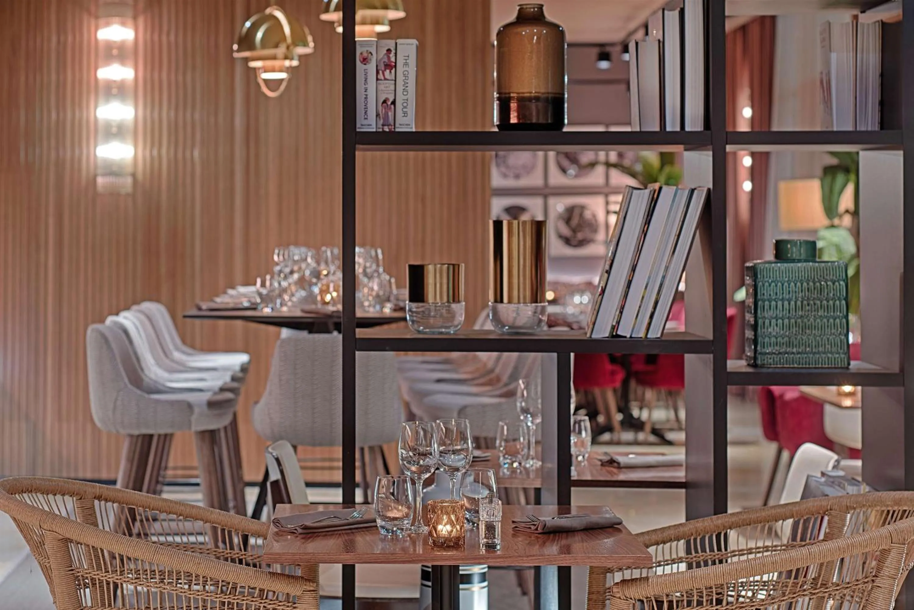 Restaurant/places to eat in NH Lyon Airport