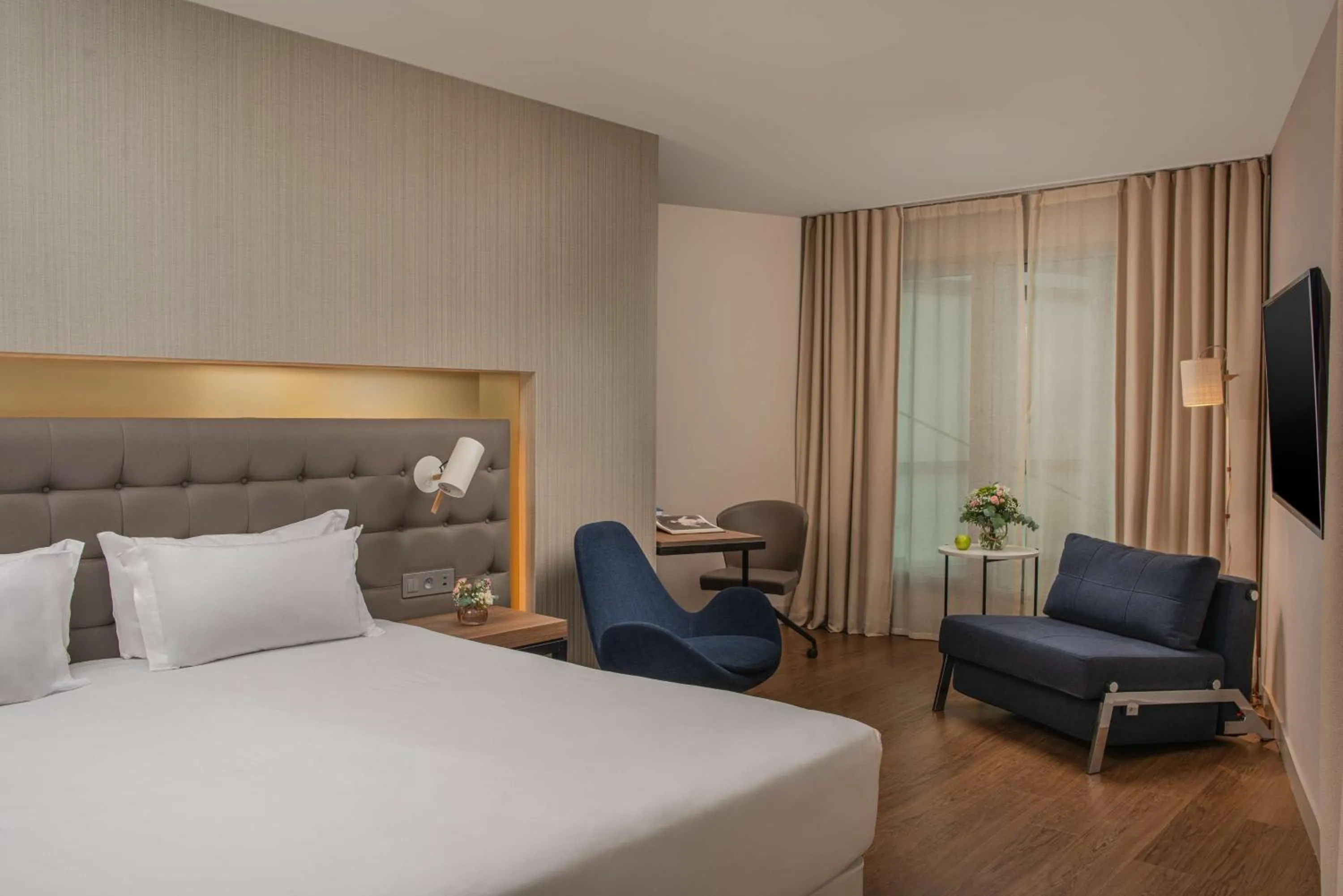 Bedroom, Bed in NH Lyon Airport