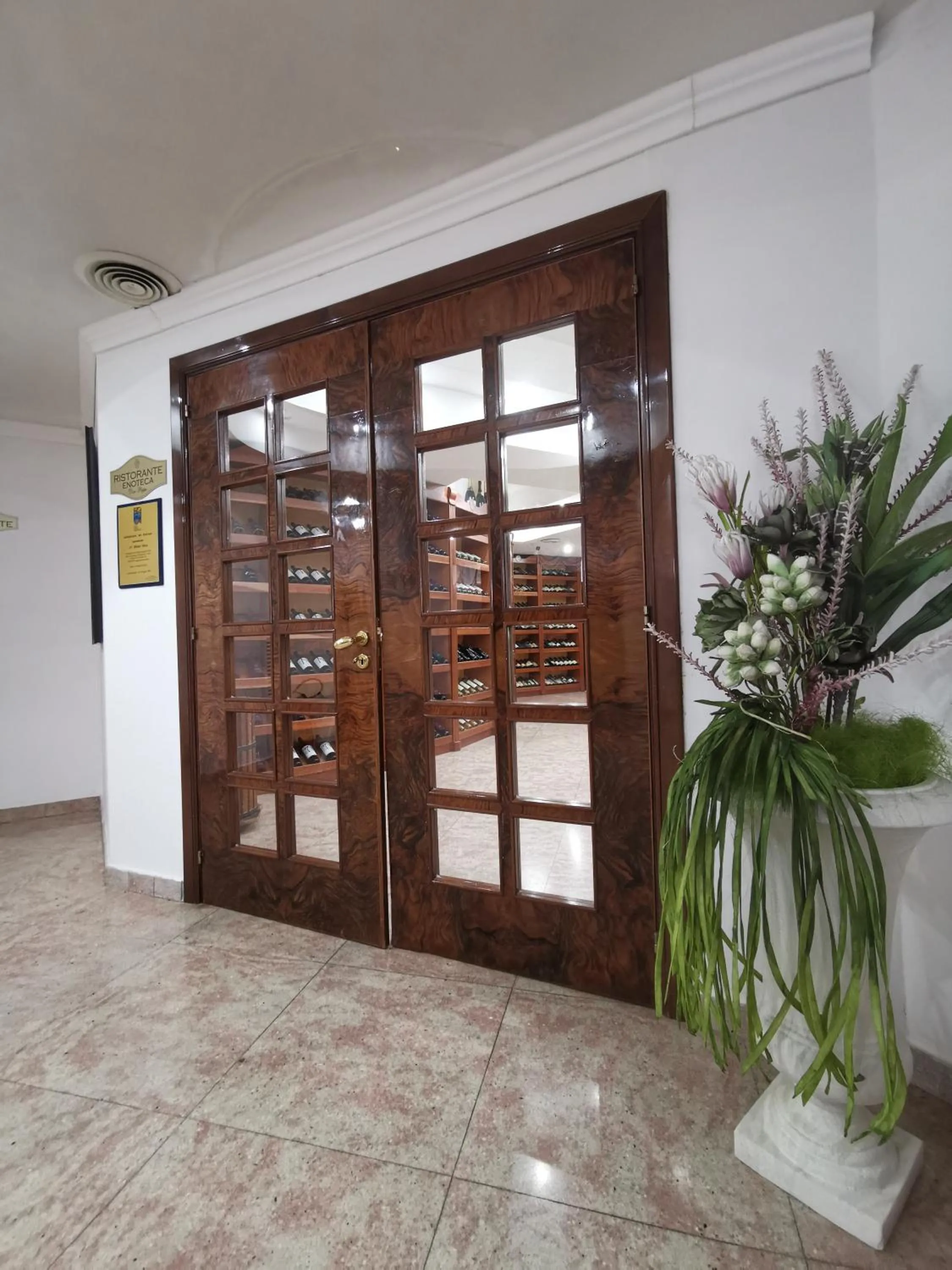 Restaurant/places to eat in Hotel Sica