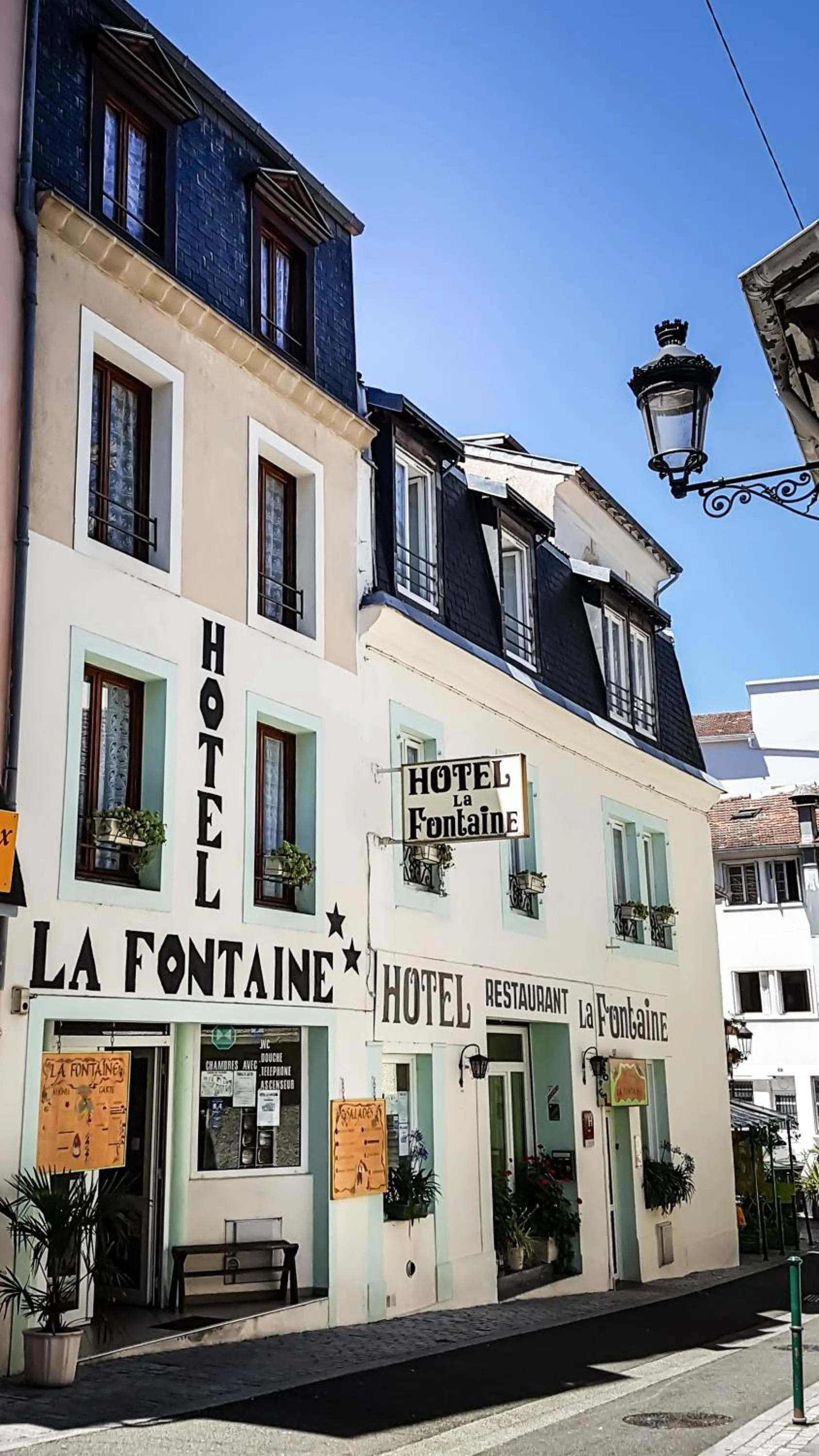 Property building in Hôtel La Fontaine