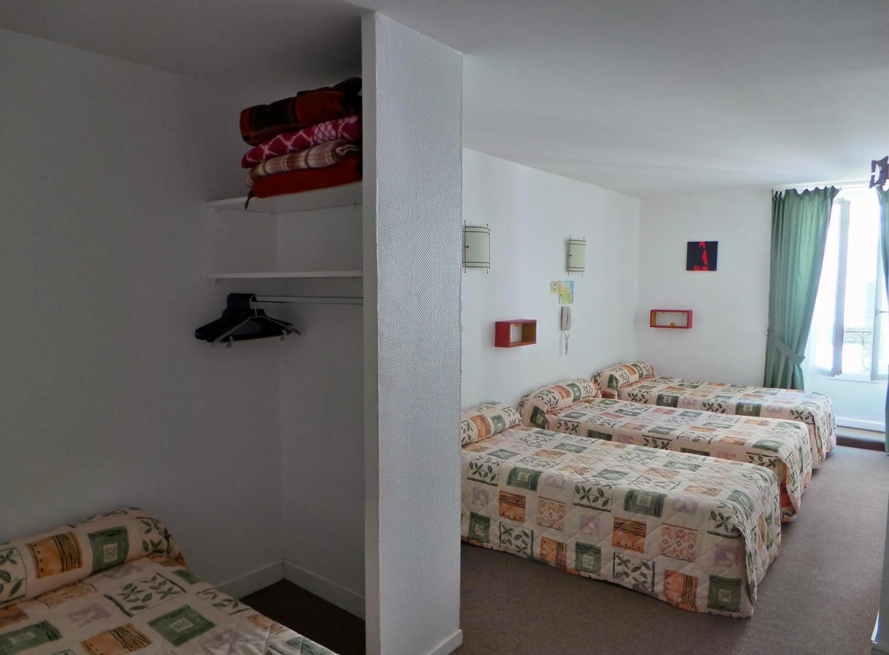 Photo of the whole room in Hôtel La Fontaine