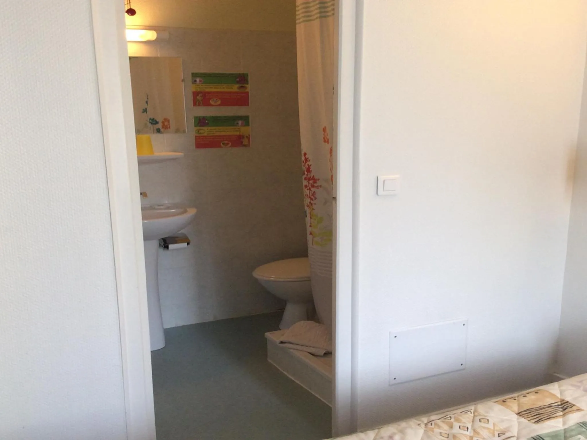 Bathroom in Hôtel La Fontaine