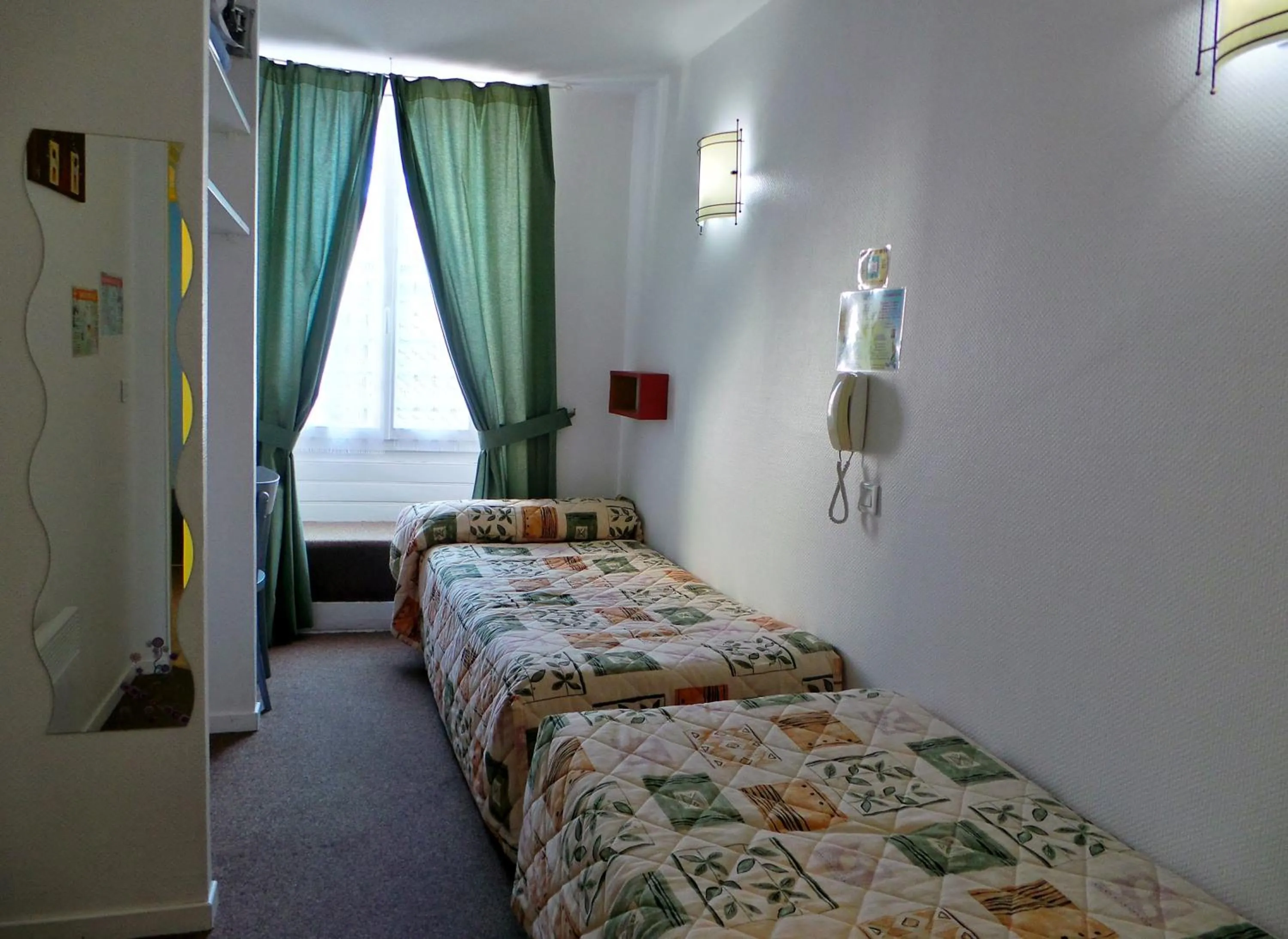 Photo of the whole room in Hôtel La Fontaine