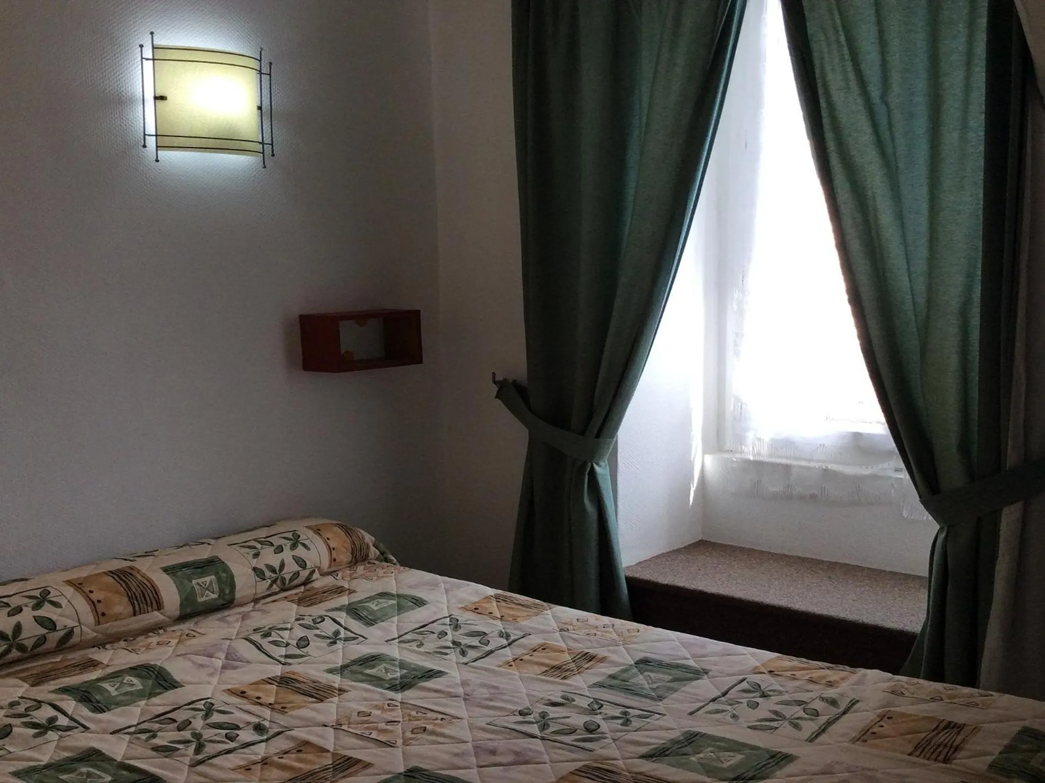 Bed in Hôtel La Fontaine