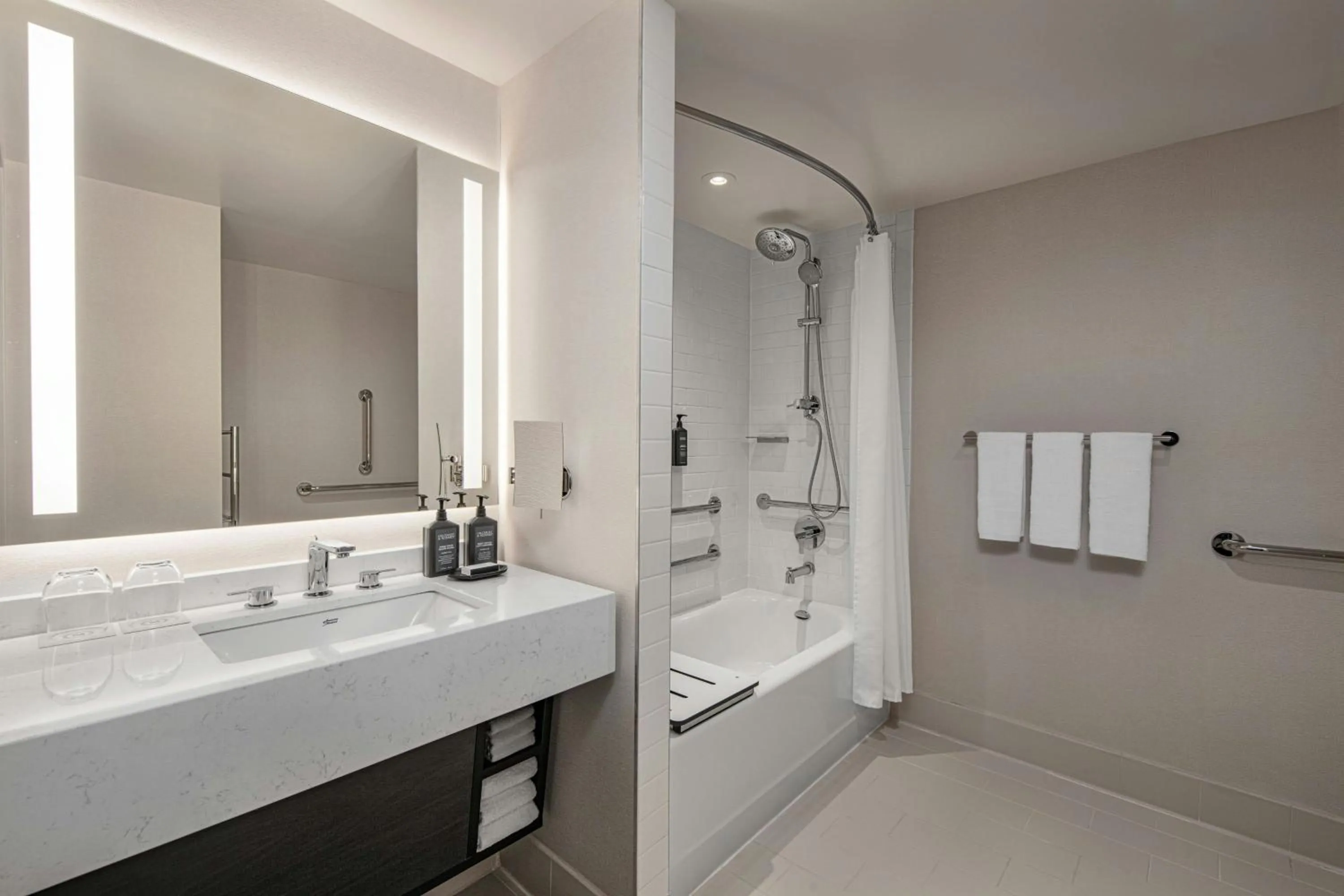 Bathroom in Sheraton LaGuardia East Hotel