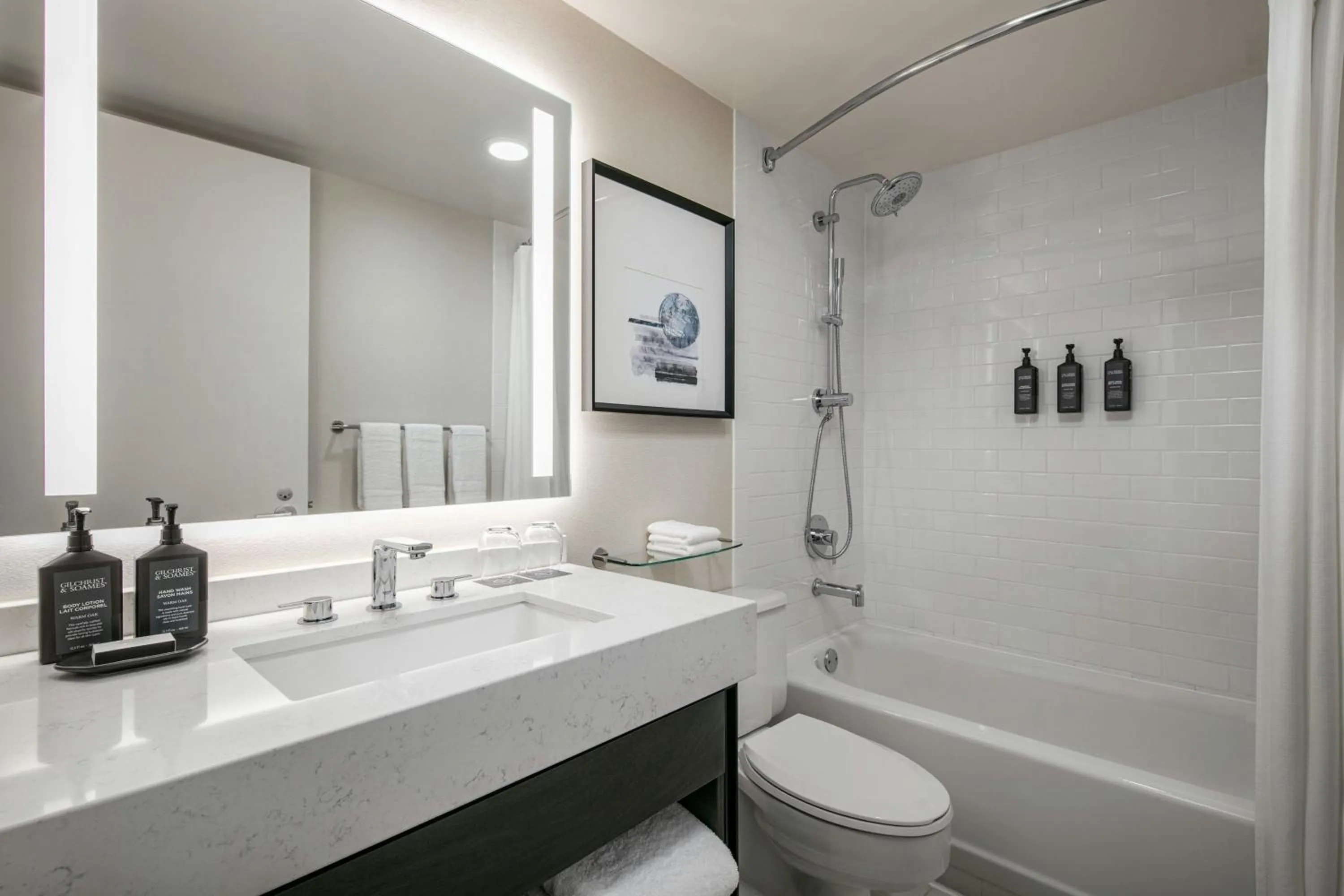 Bathroom in Sheraton LaGuardia East Hotel